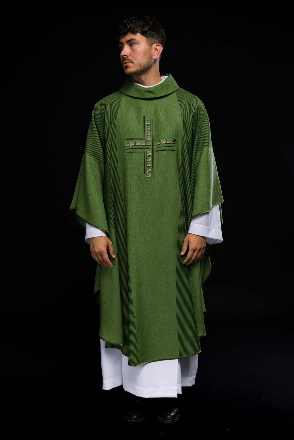 Zielony ornat liturgiczny z krzyżem