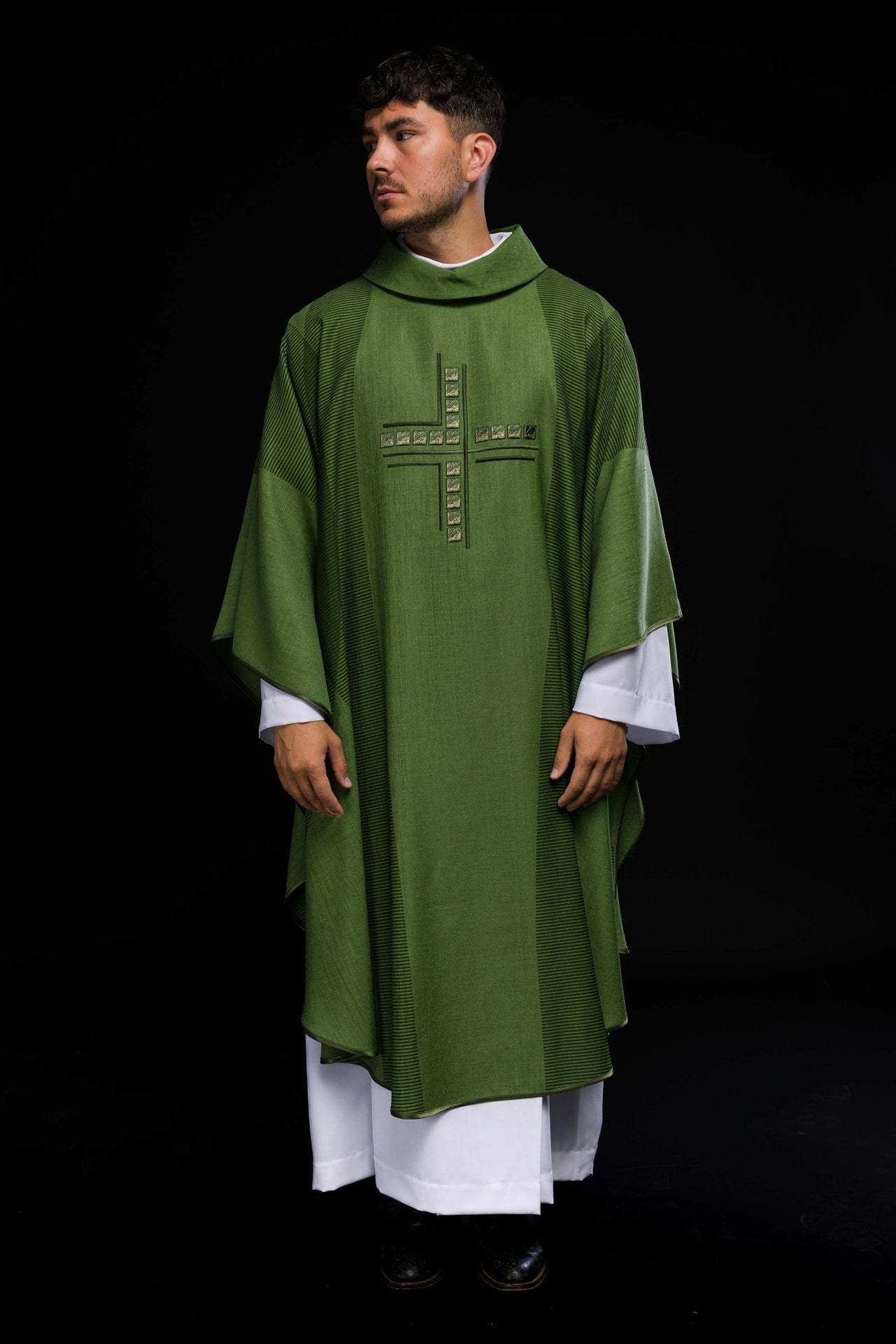 Zielony ornat liturgiczny z krzyżem