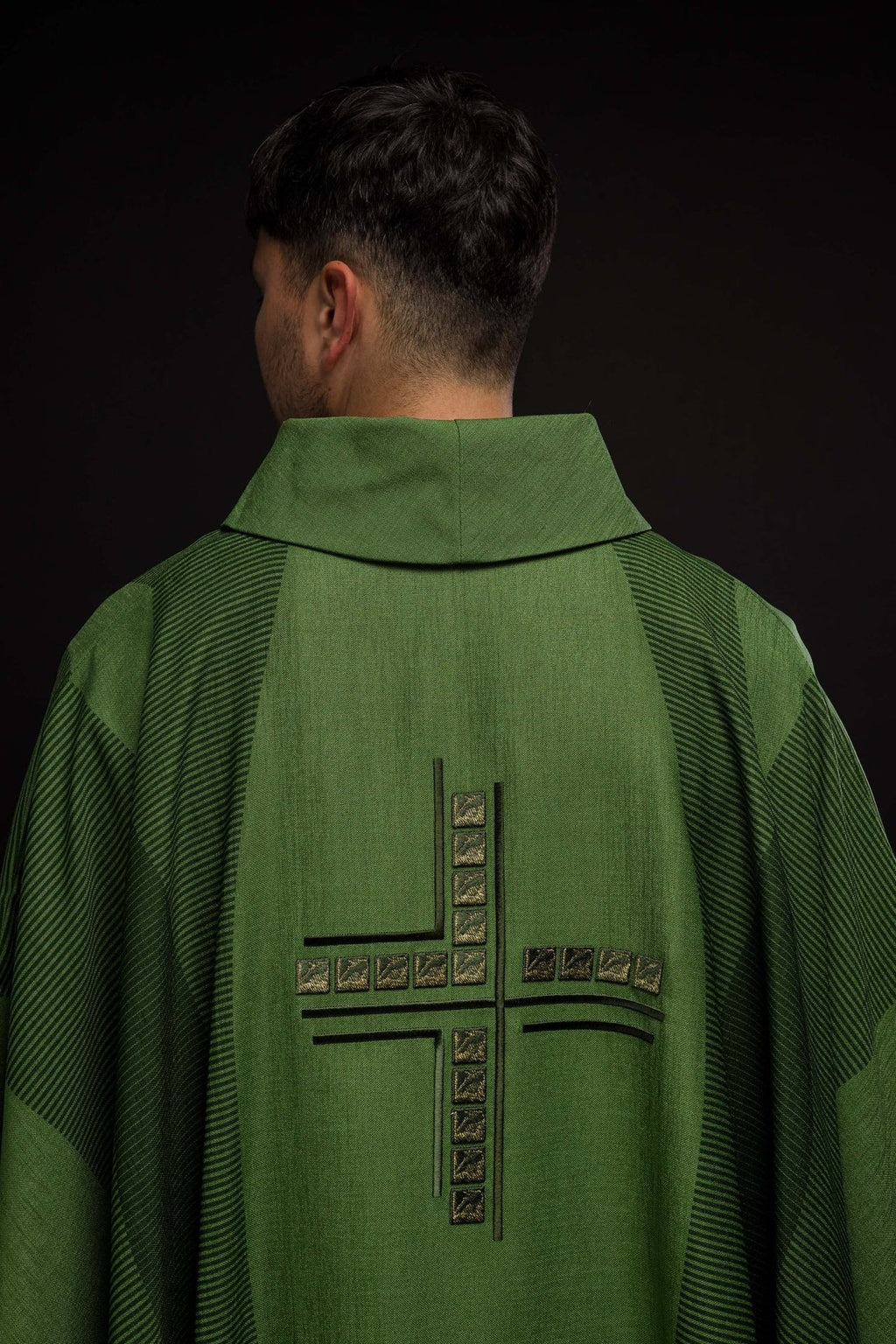 Zielony ornat liturgiczny z krzyżem