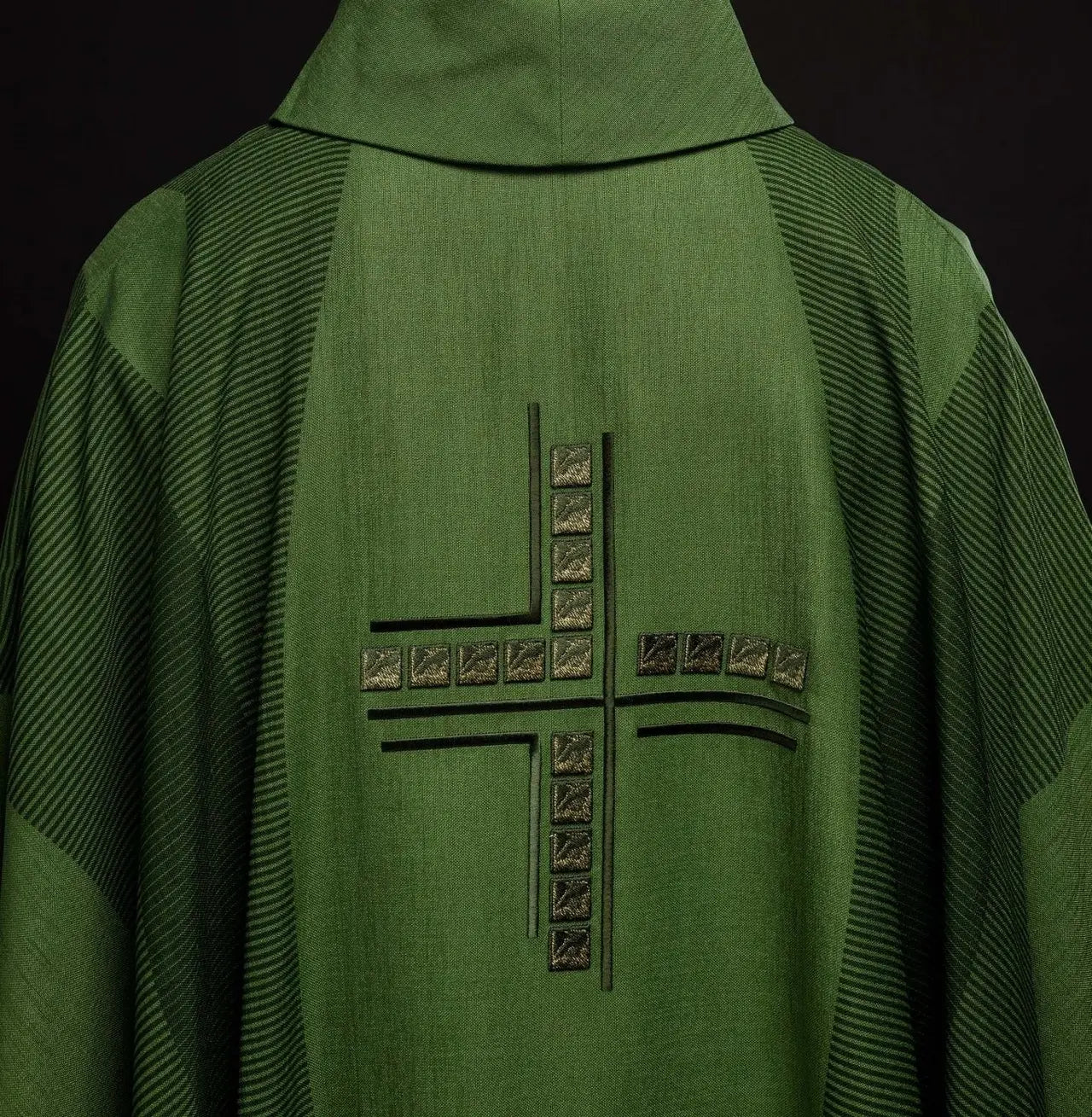 Casulla litúrgica verde con cruz