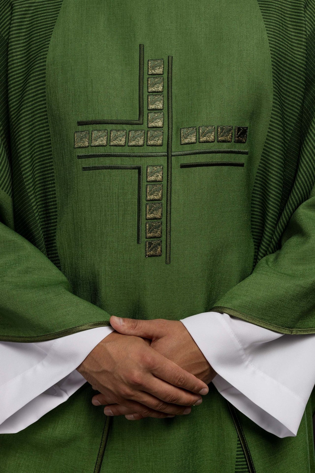 Zielony ornat liturgiczny z krzyżem