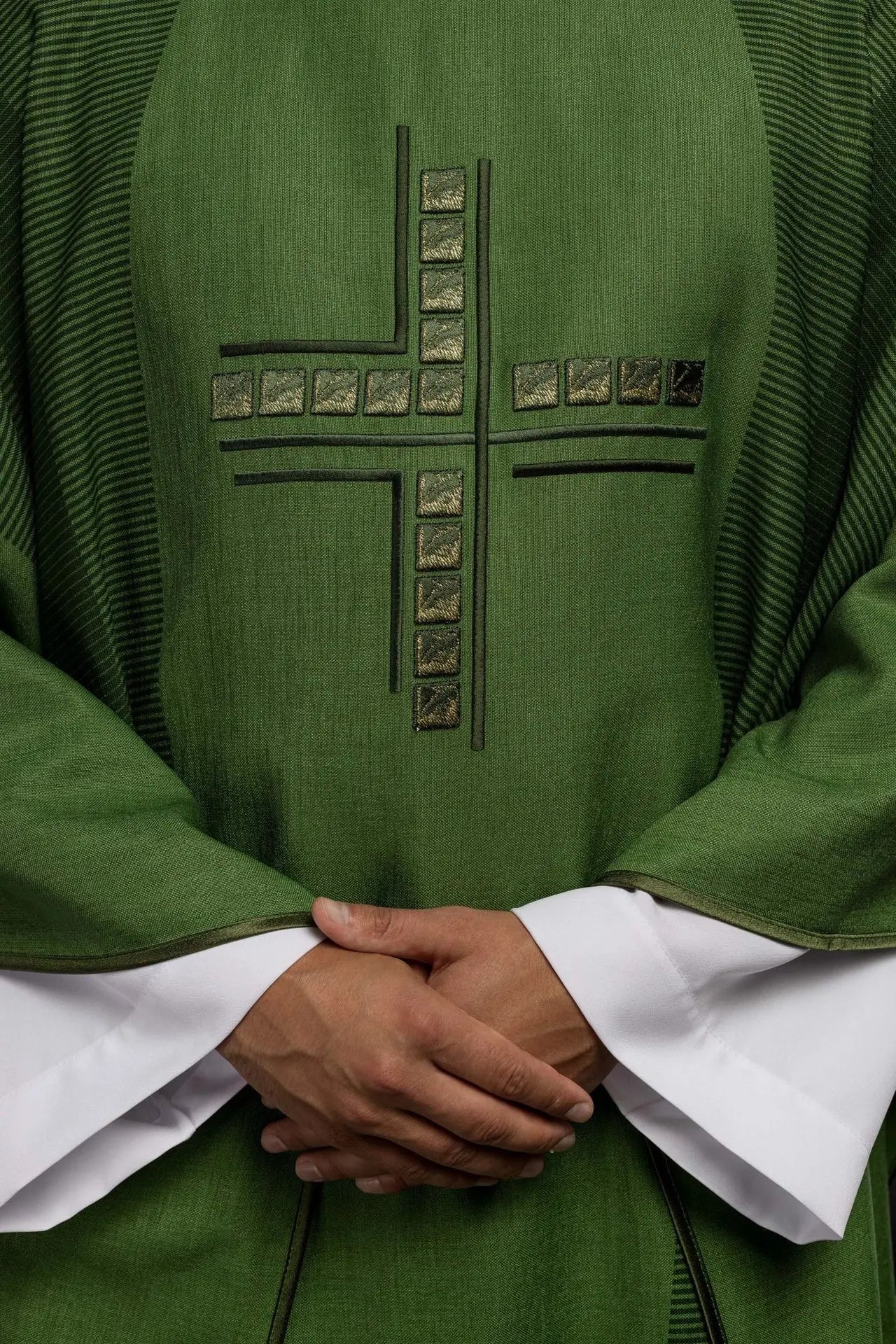 Casulla litúrgica verde con cruz