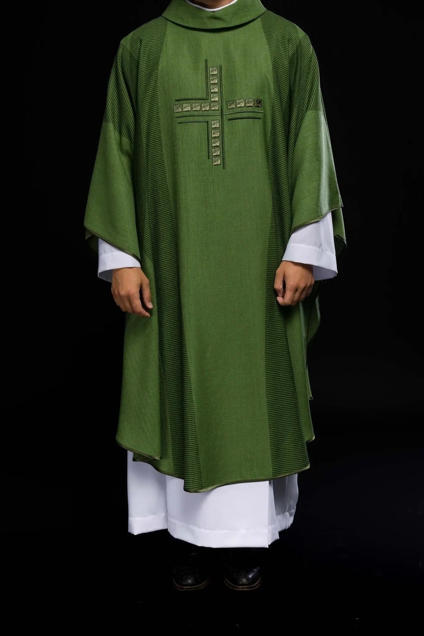 Casulla litúrgica verde con cruz