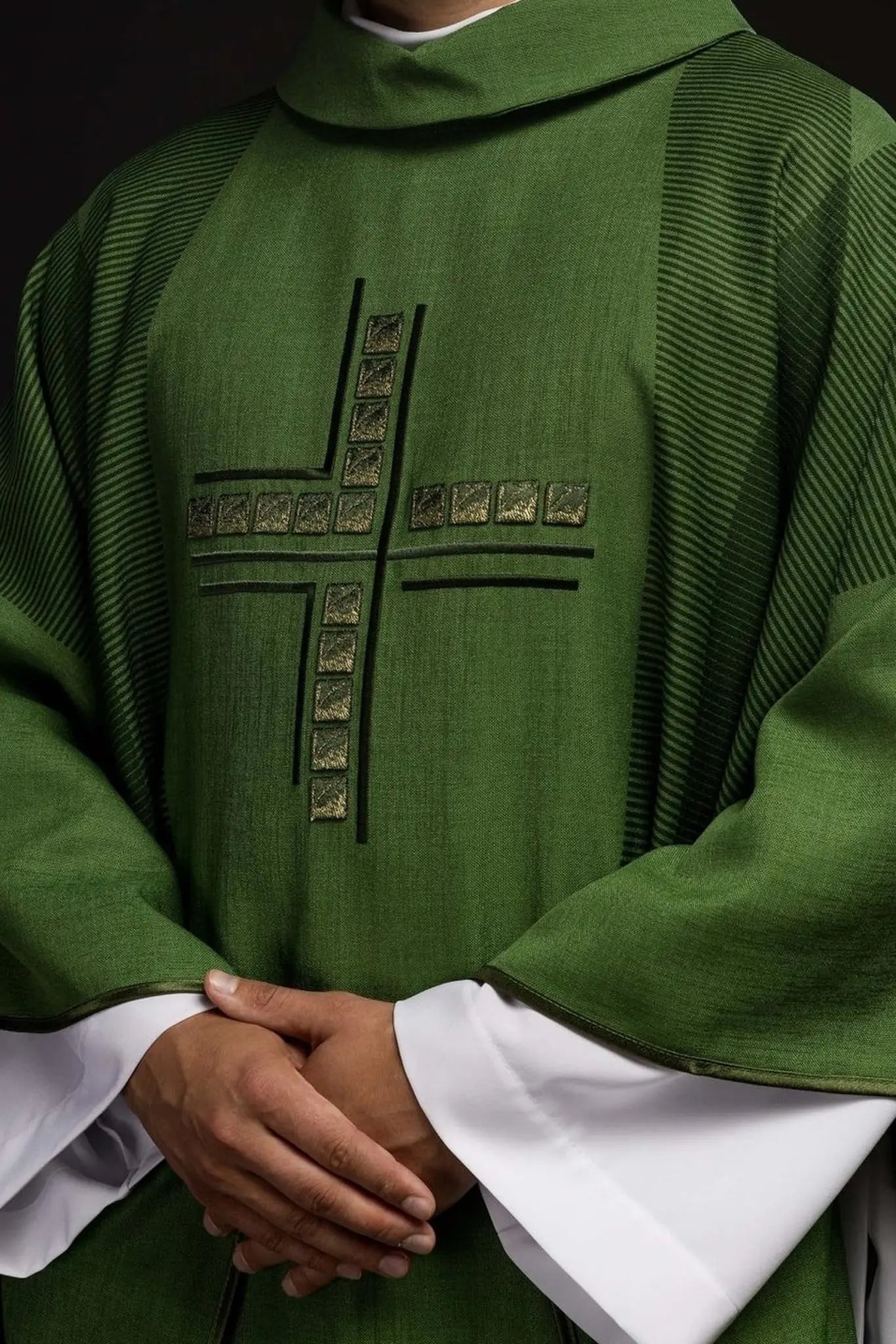 Casulla litúrgica verde con cruz