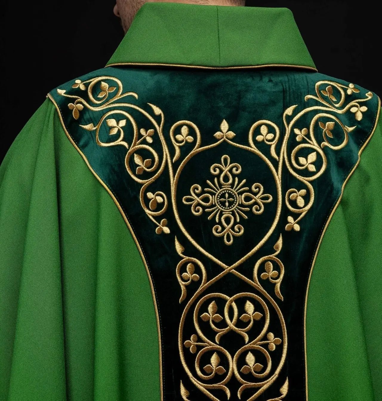 Casulla litúrgica verde decorada con bordados en terciopelo