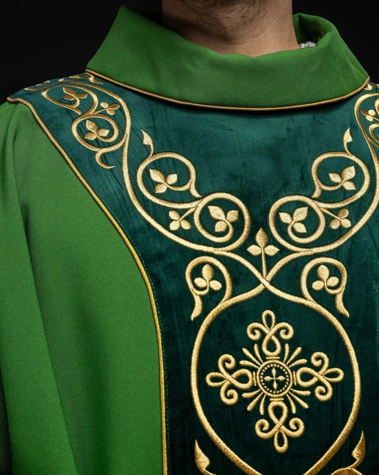 Casulla litúrgica verde decorada con bordados en terciopelo