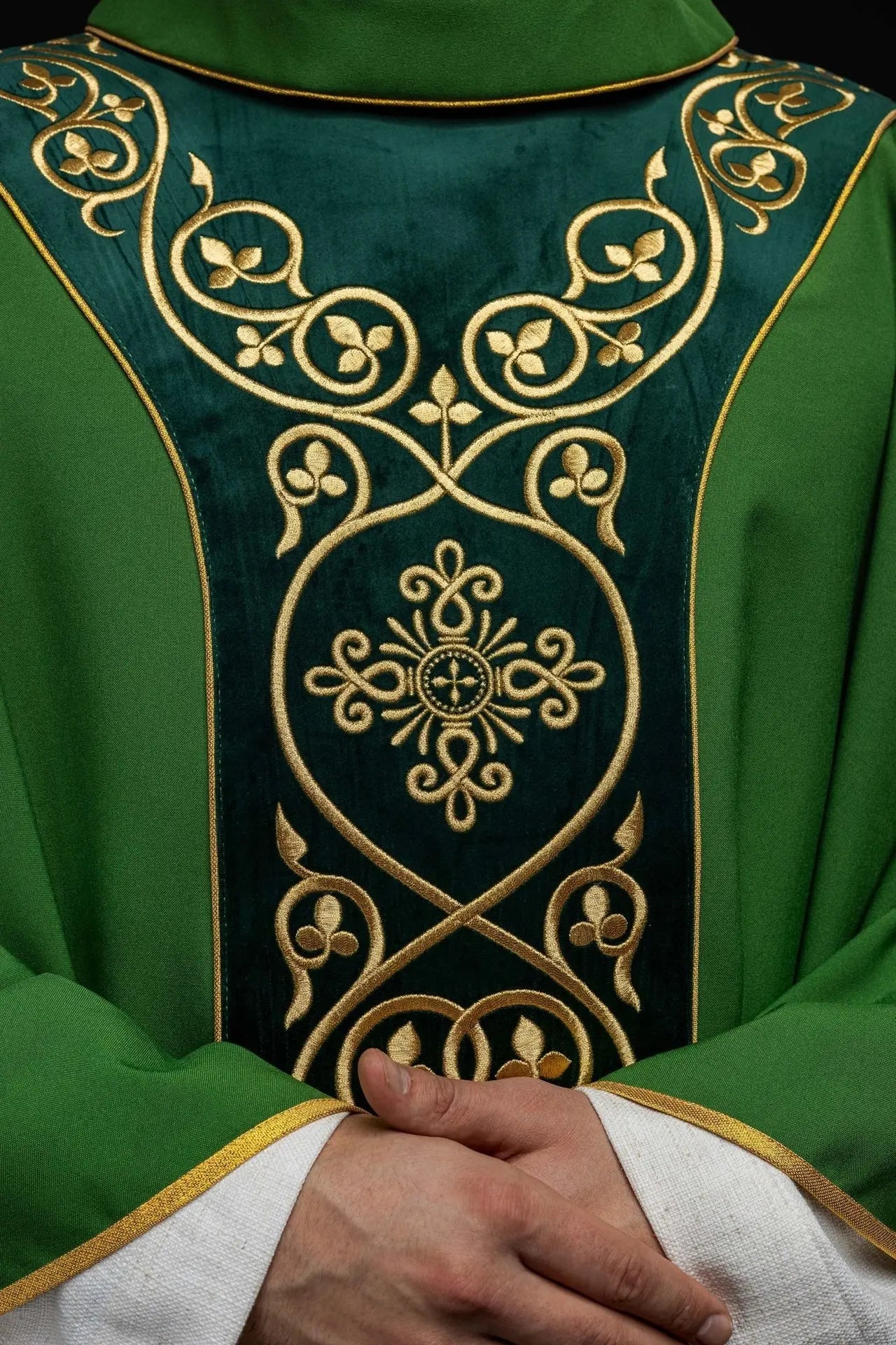 Casulla litúrgica verde decorada con bordados en terciopelo