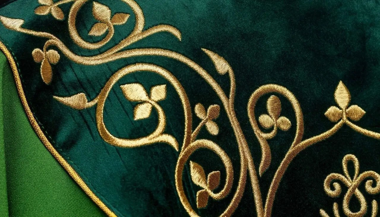 Casulla litúrgica verde decorada con bordados en terciopelo
