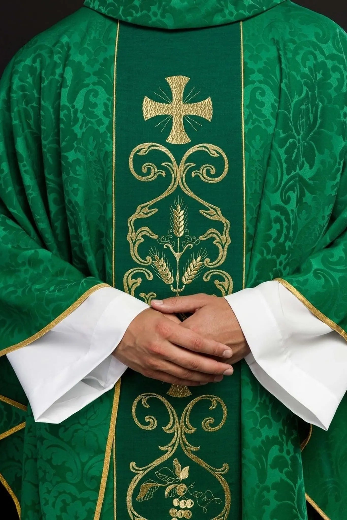 Casulla litúrgica verde decorada con cinturón bordado