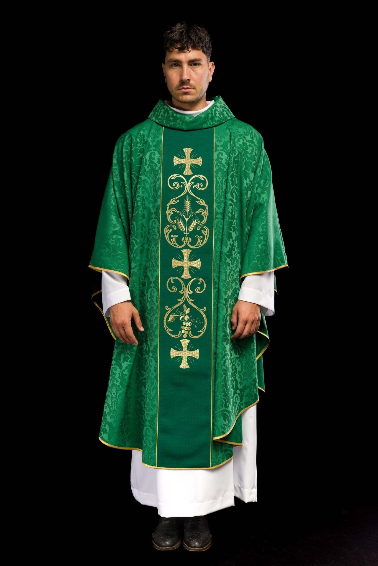 Zielony ornat liturgiczny zdobiony haftowanym pasem