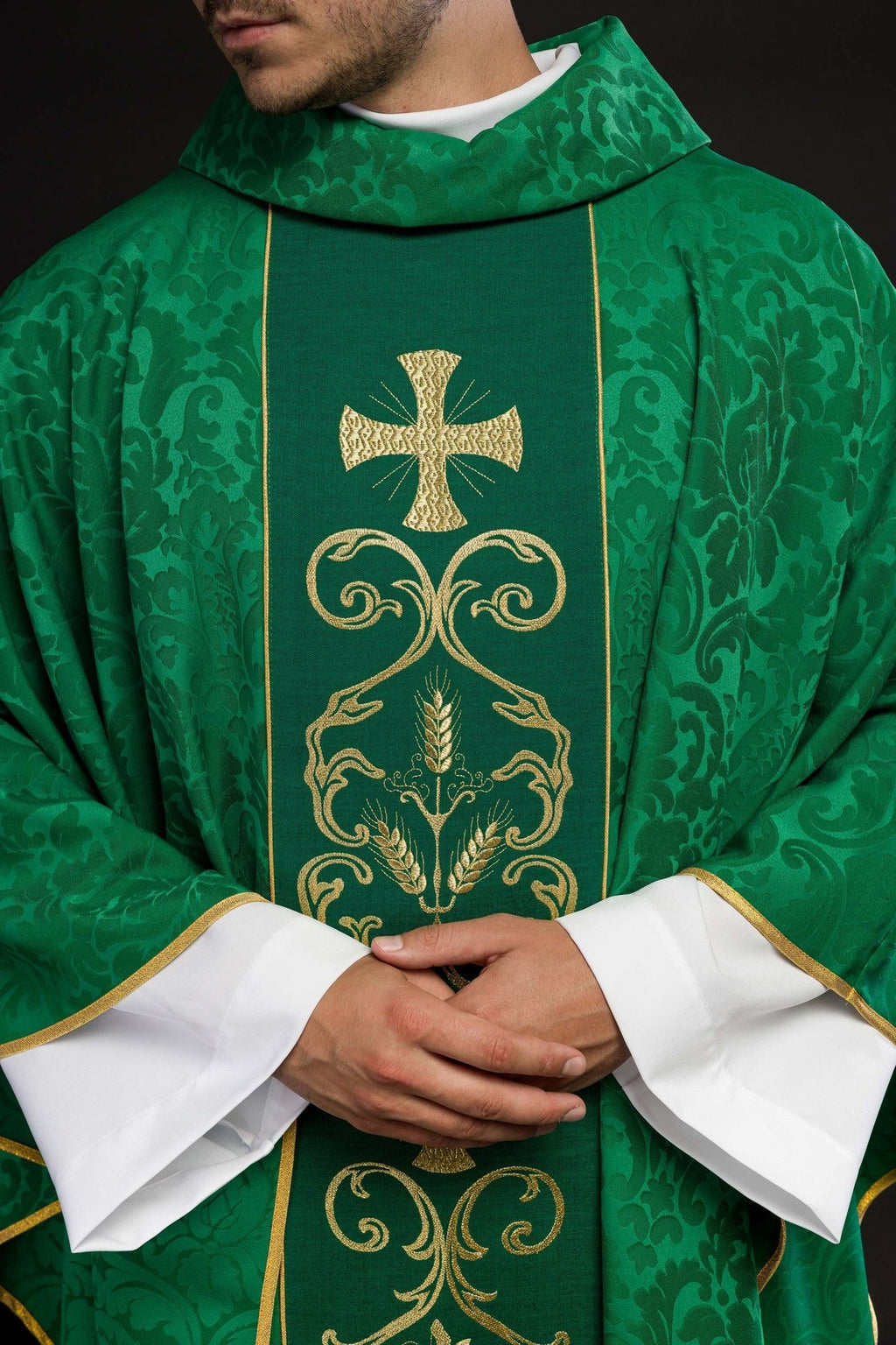 Zielony ornat liturgiczny zdobiony haftowanym pasem