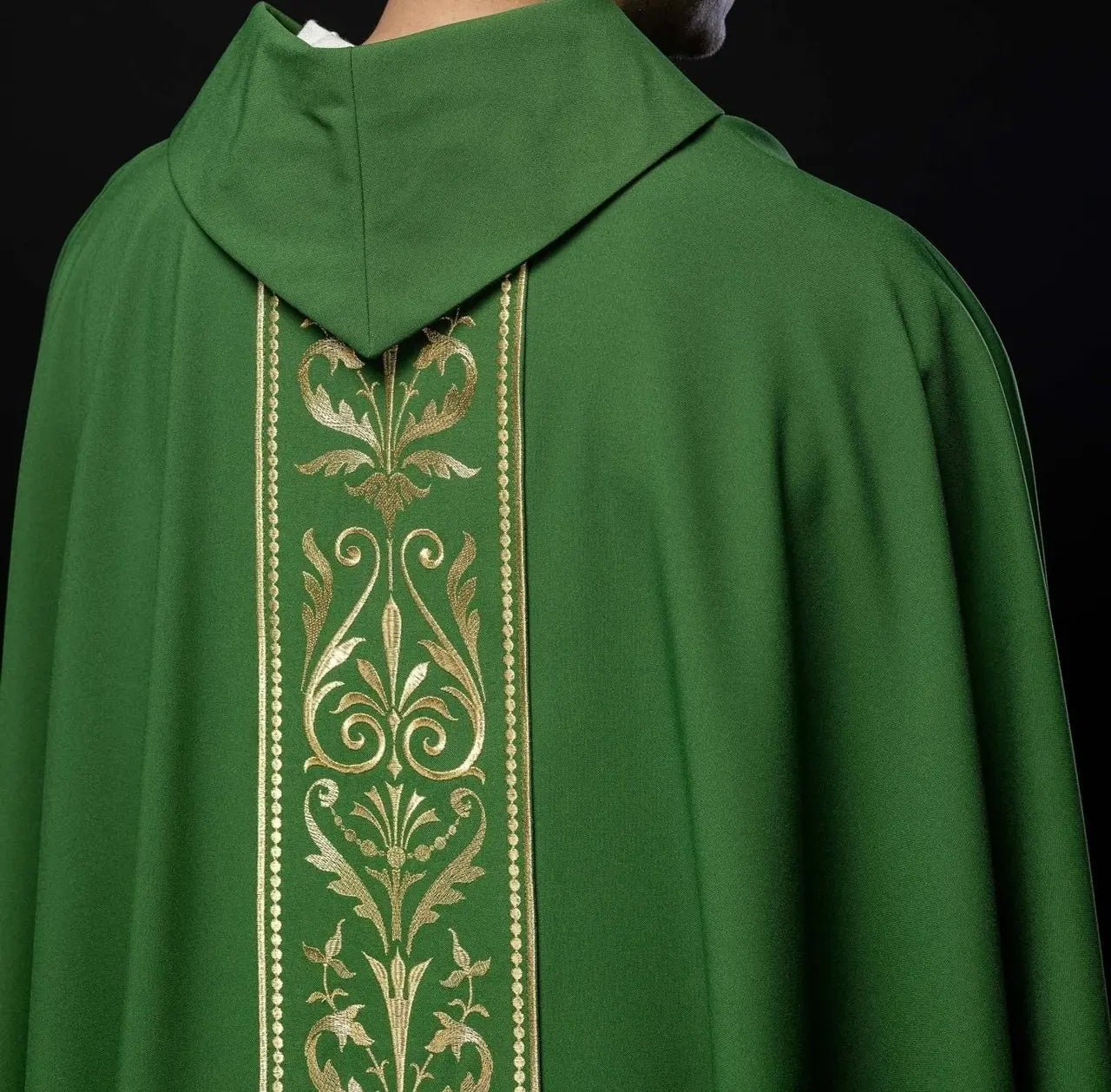 Casulla litúrgica verde decorada con cinturón bordado en oro