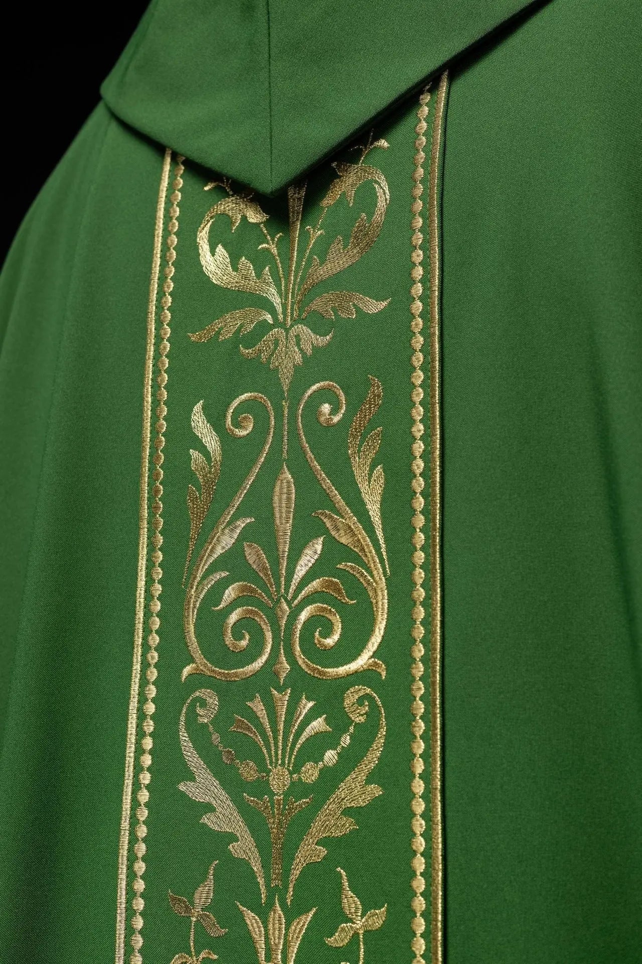 Casulla litúrgica verde decorada con cinturón bordado en oro