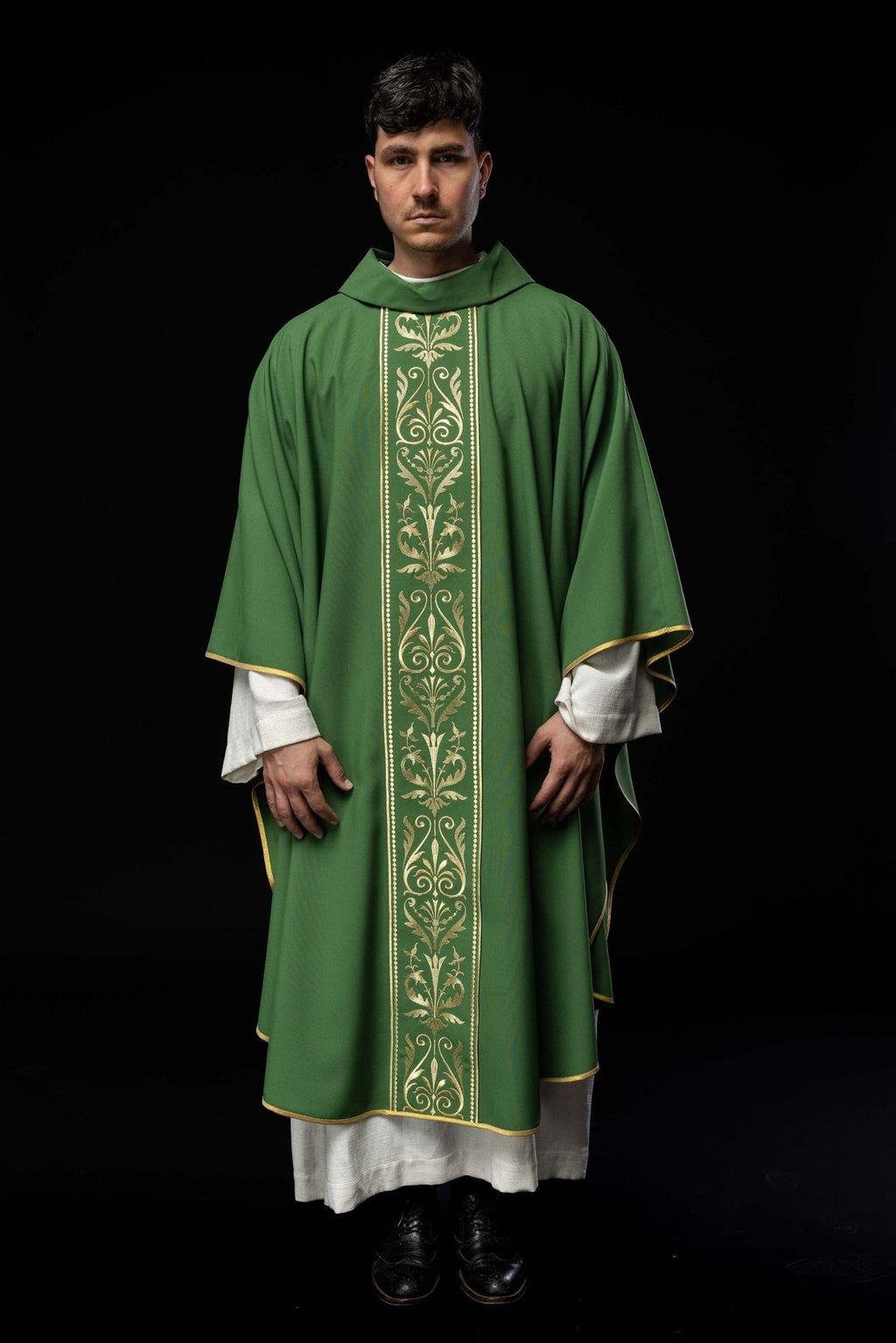 Zielony ornat liturgiczny zdobiony złotym pasem haftowanym