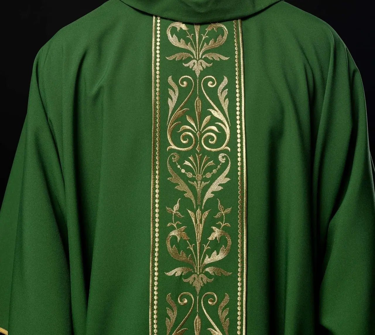 Casulla litúrgica verde decorada con cinturón bordado en oro