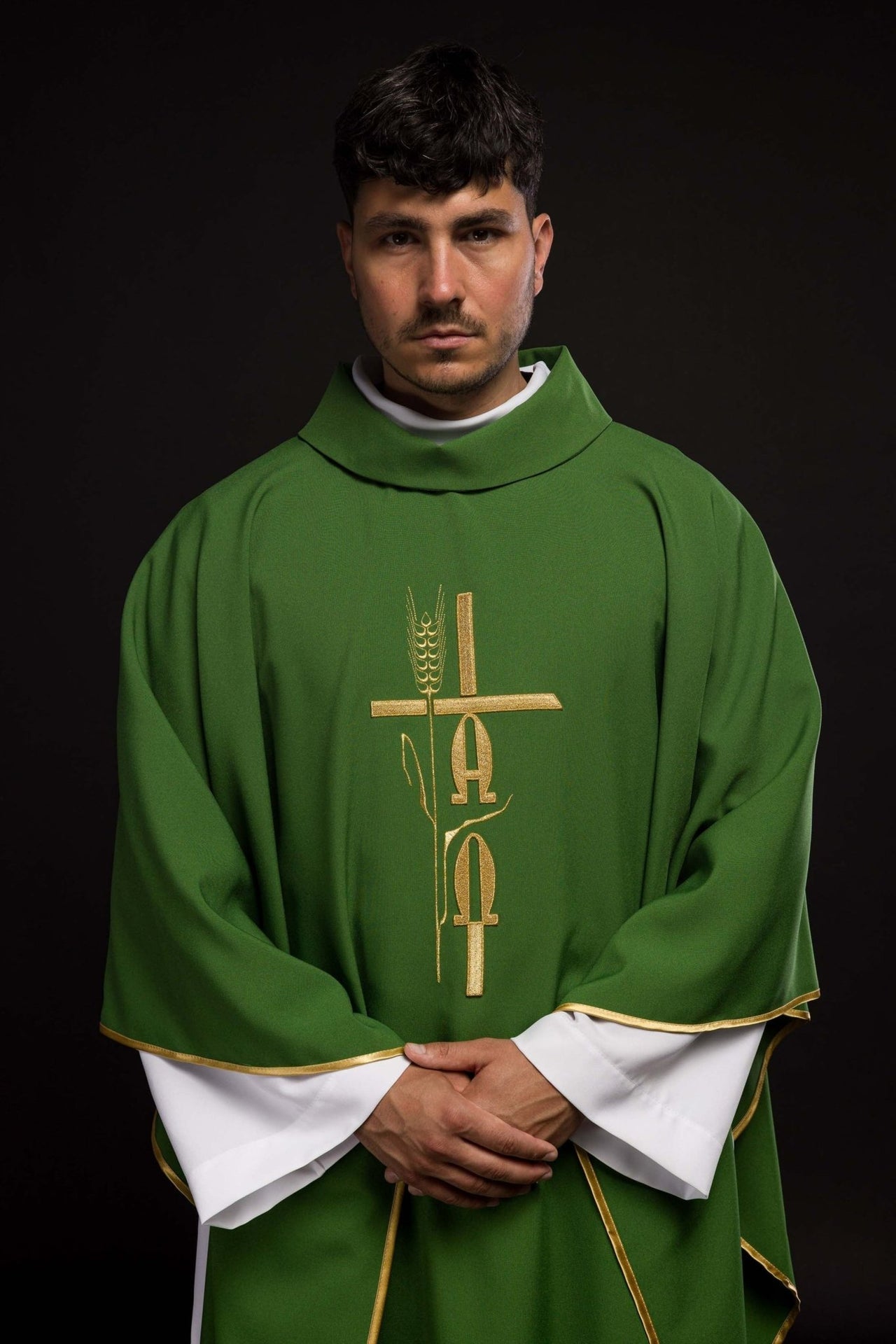 Zielony ornat z haftem Alfa Omega