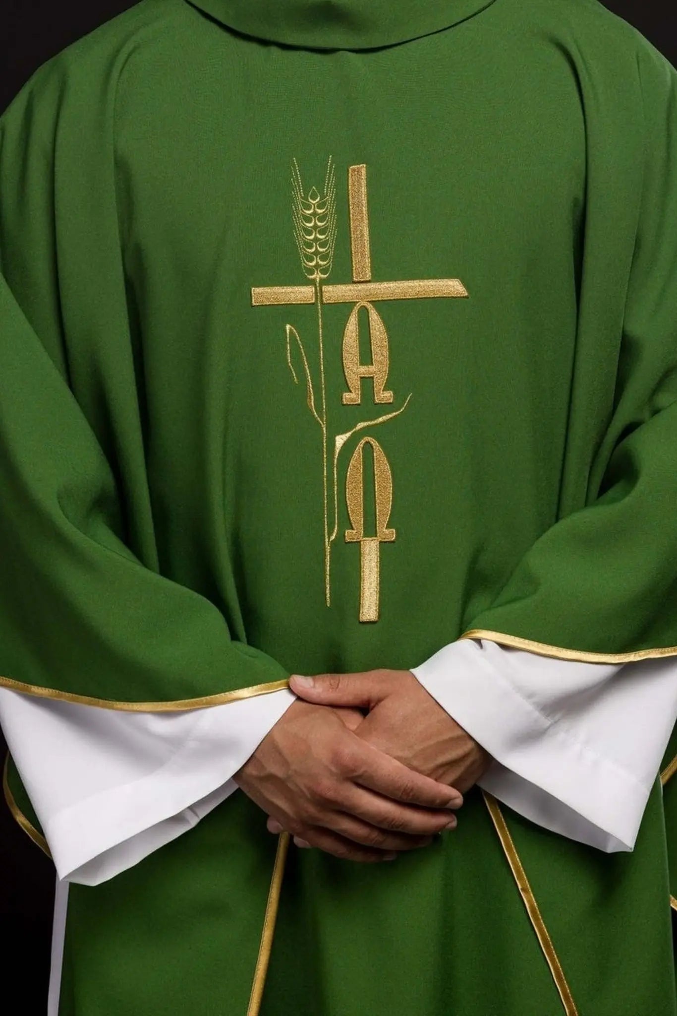 Casulla verde con bordado Alfa Omega