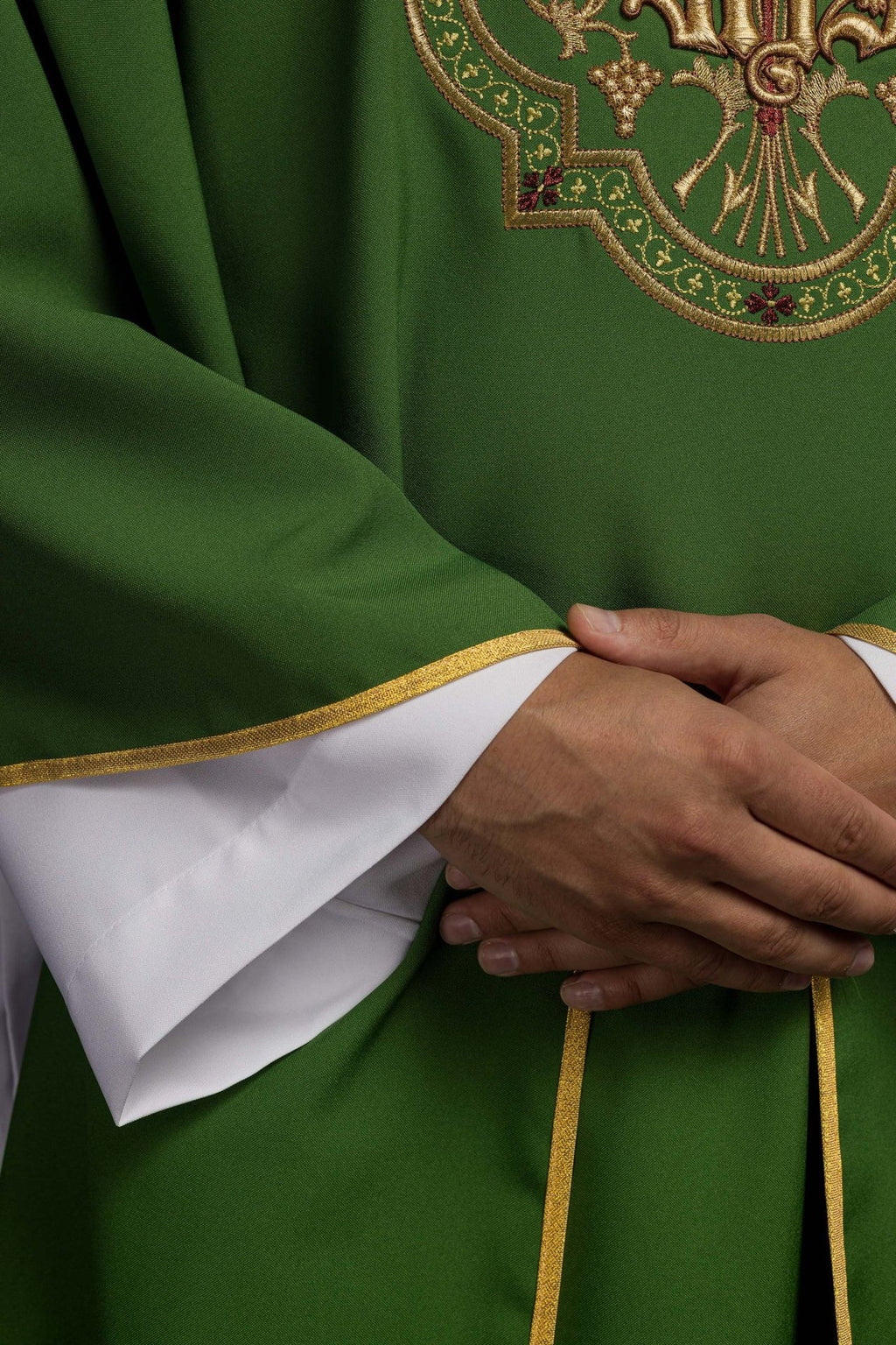 Zielony ornat z haftem IHS i PAX