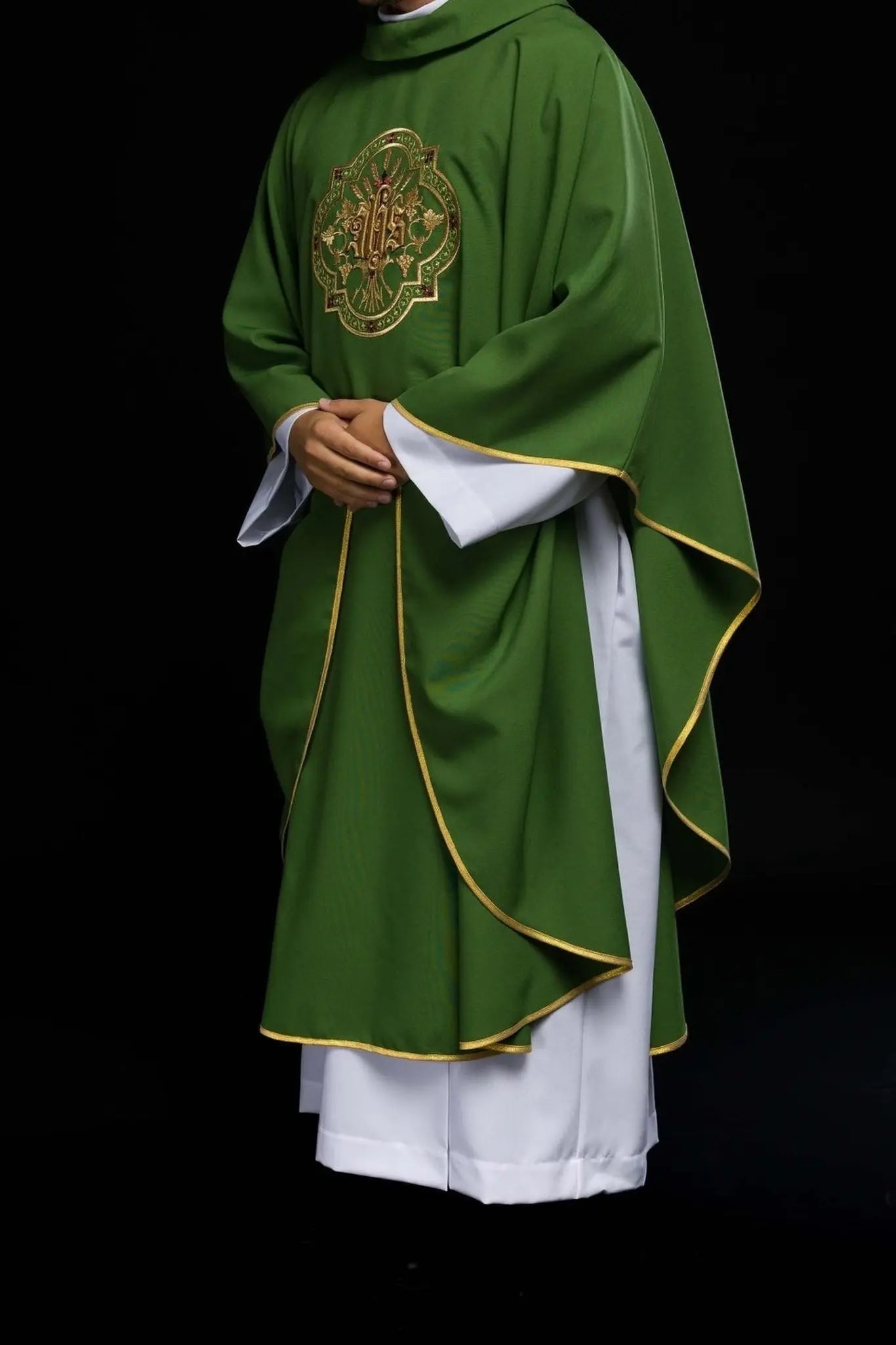 Casulla verde con bordado IHS y PAX