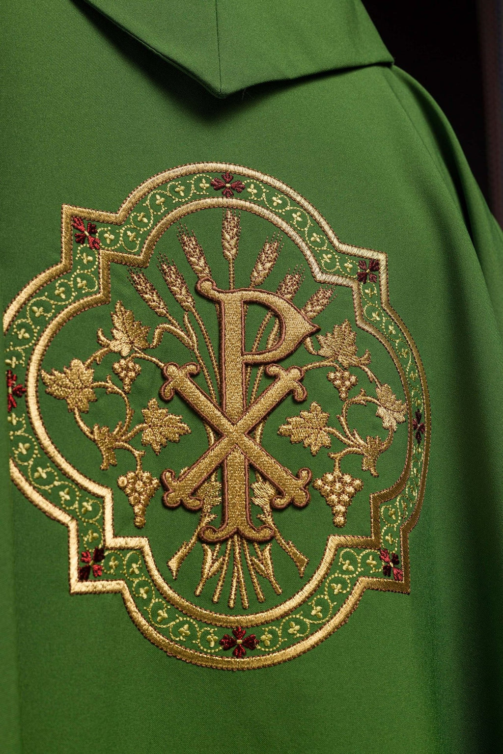 Zielony ornat z haftem IHS i PAX