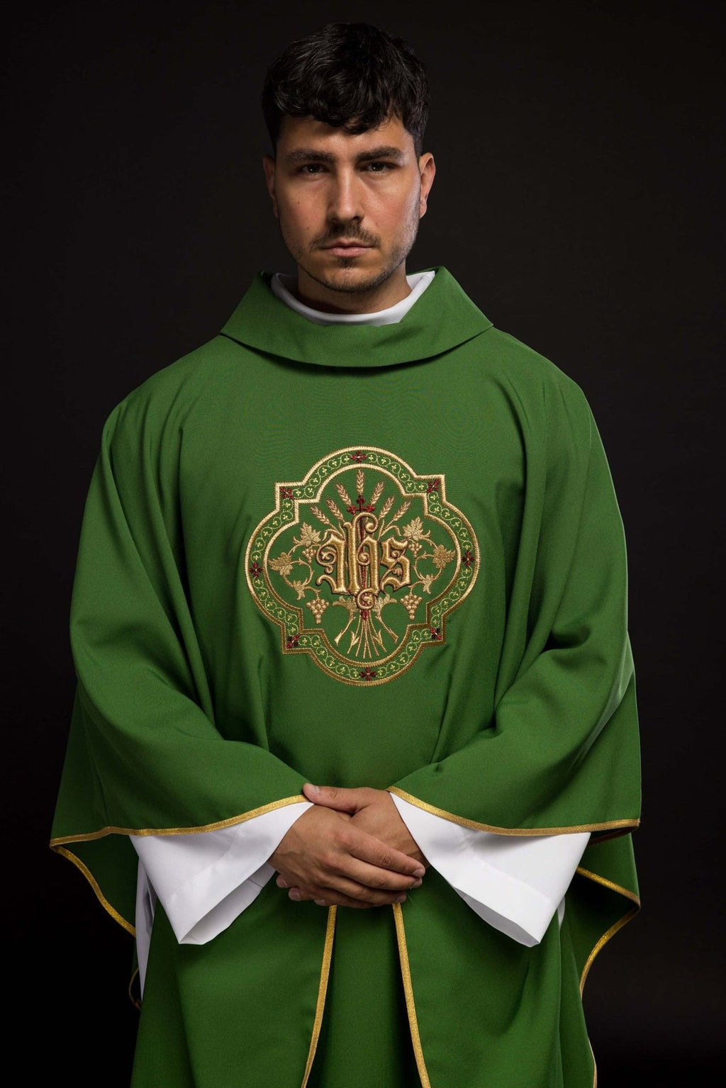 Zielony ornat z haftem IHS i PAX