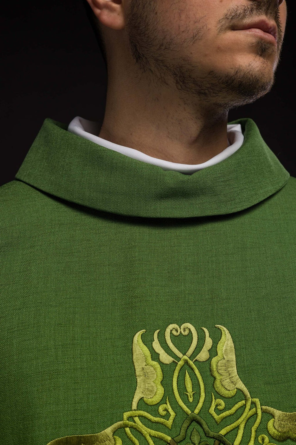 Zielony ornat z haftem Krzyża