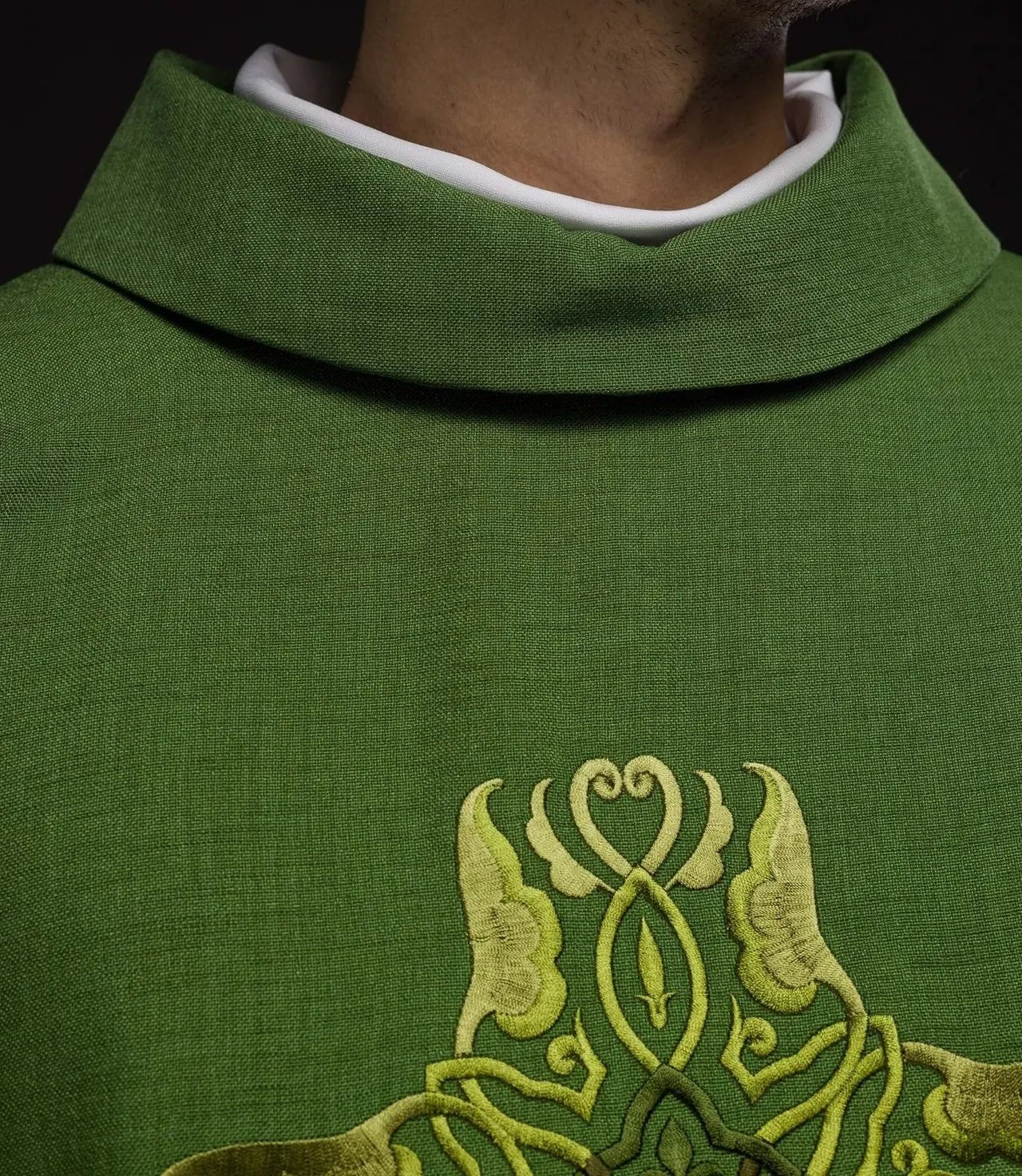 Casulla verde con bordado de la Cruz