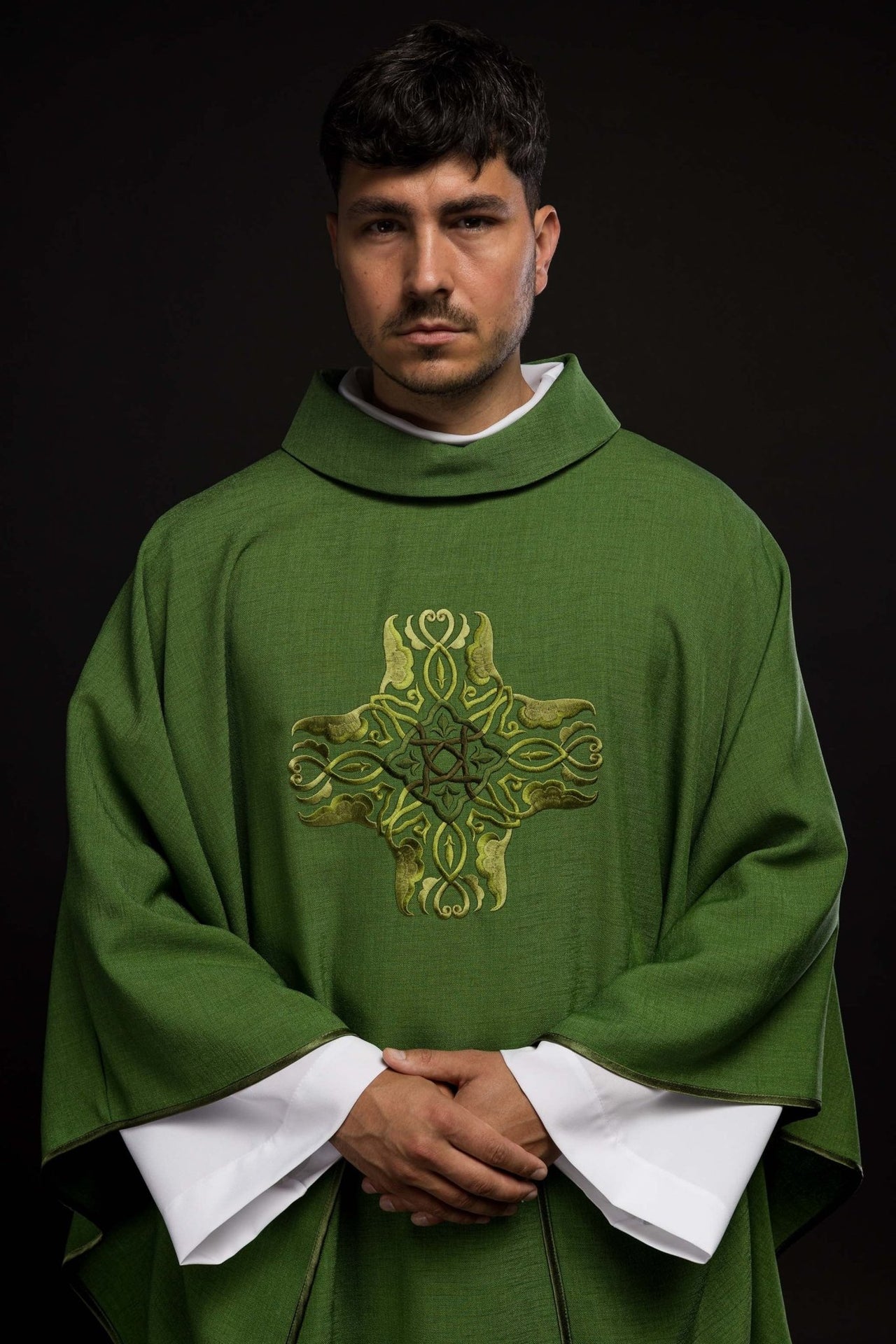 Zielony ornat z haftem Krzyża