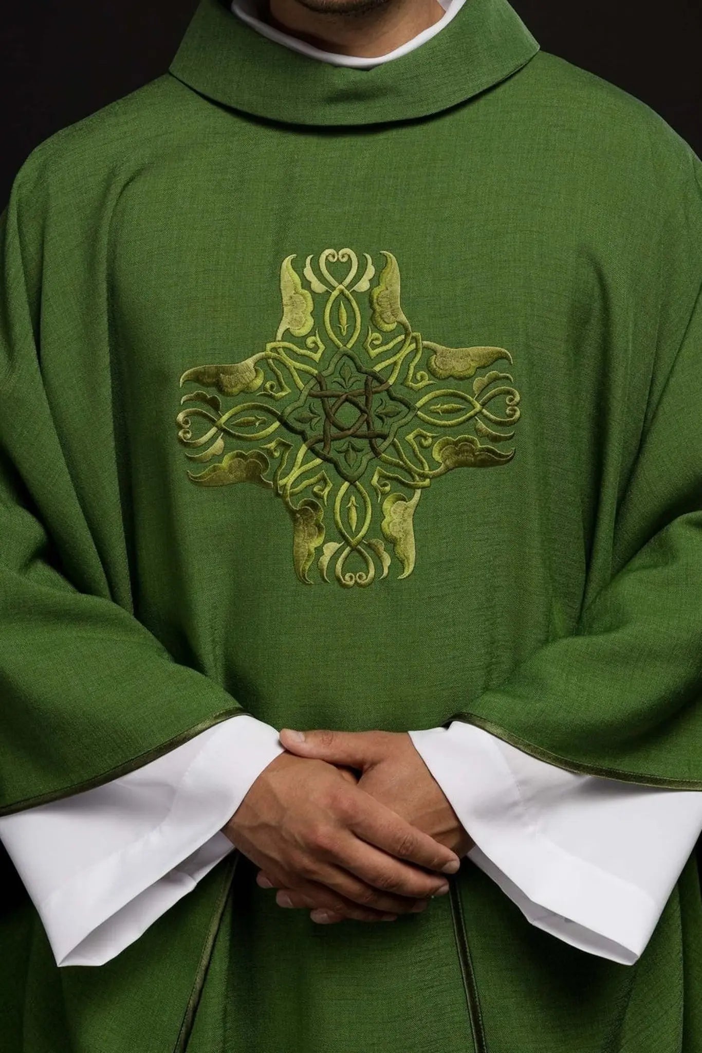 Casulla verde con bordado de la Cruz