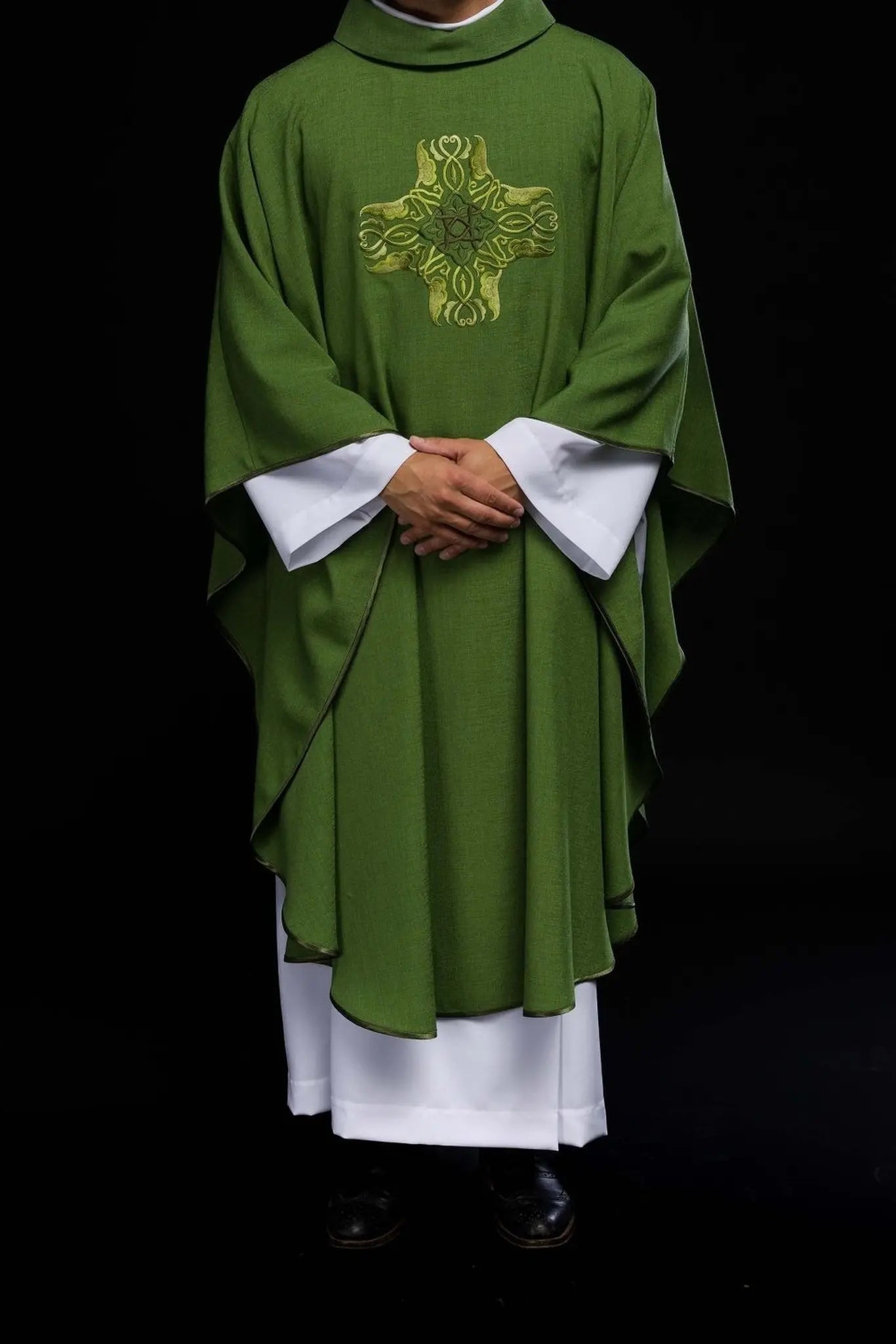 Casulla verde con bordado de la Cruz