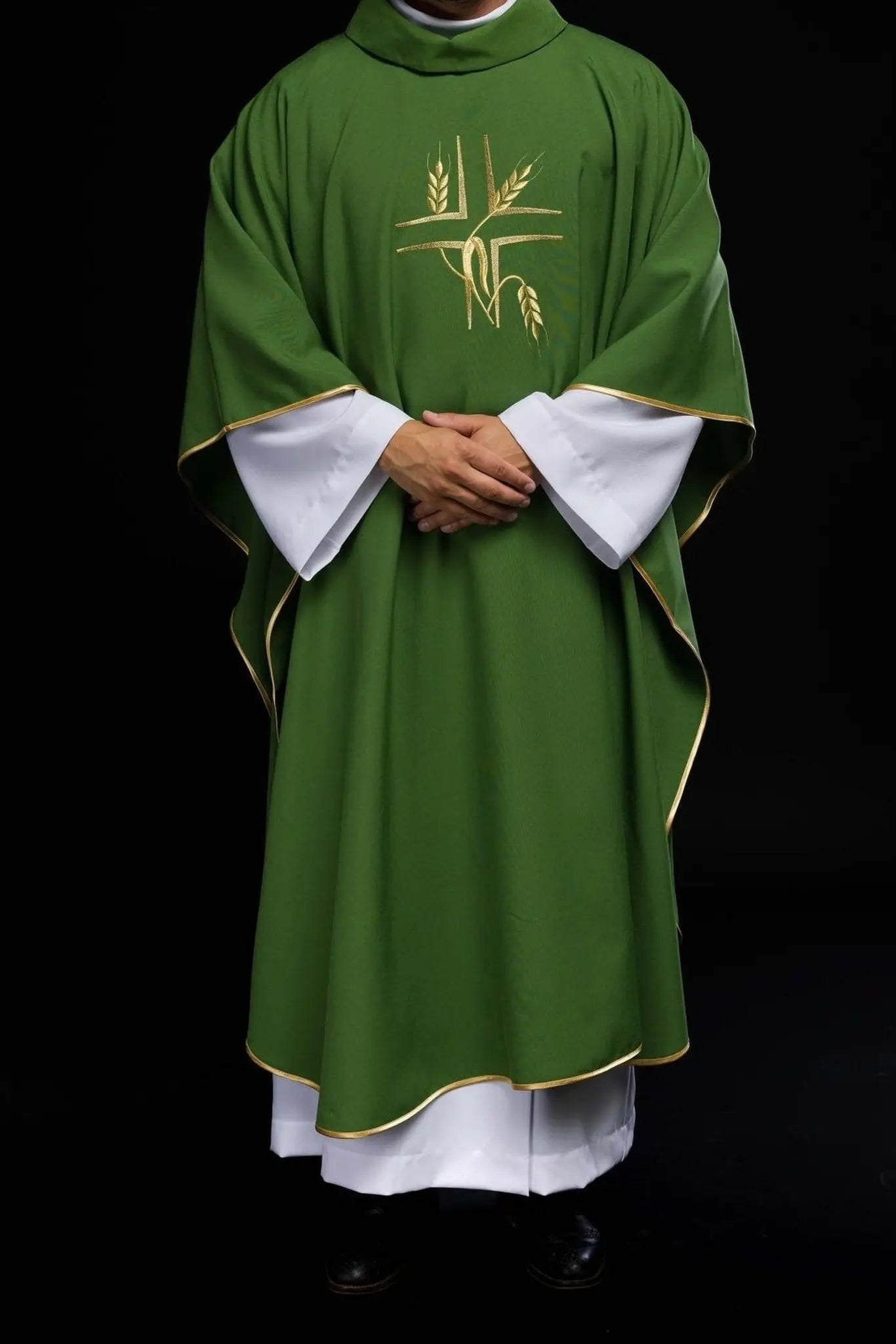 Casulla verde con bordado de la Cruz y Espigas