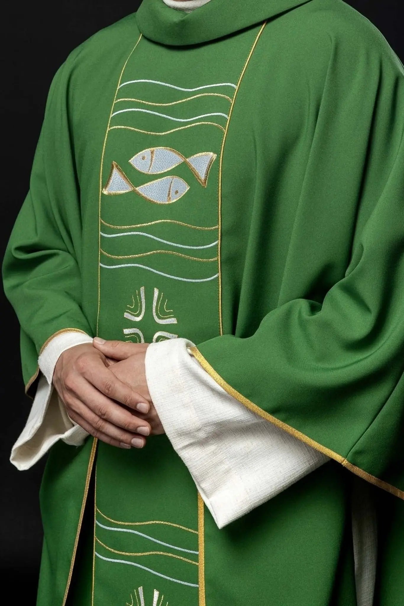 Casulla verde con bordado de cruz y pez