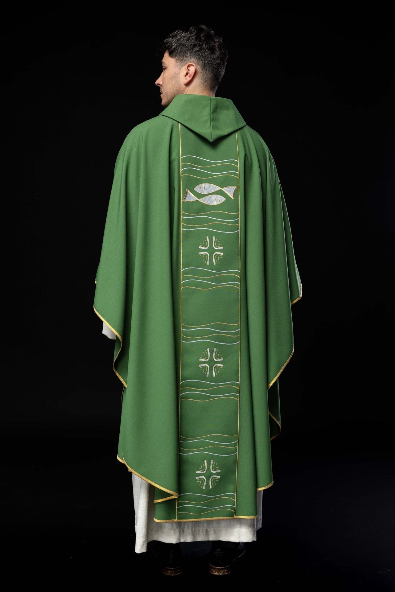 Zielony ornat z haftem krzyża i ryb