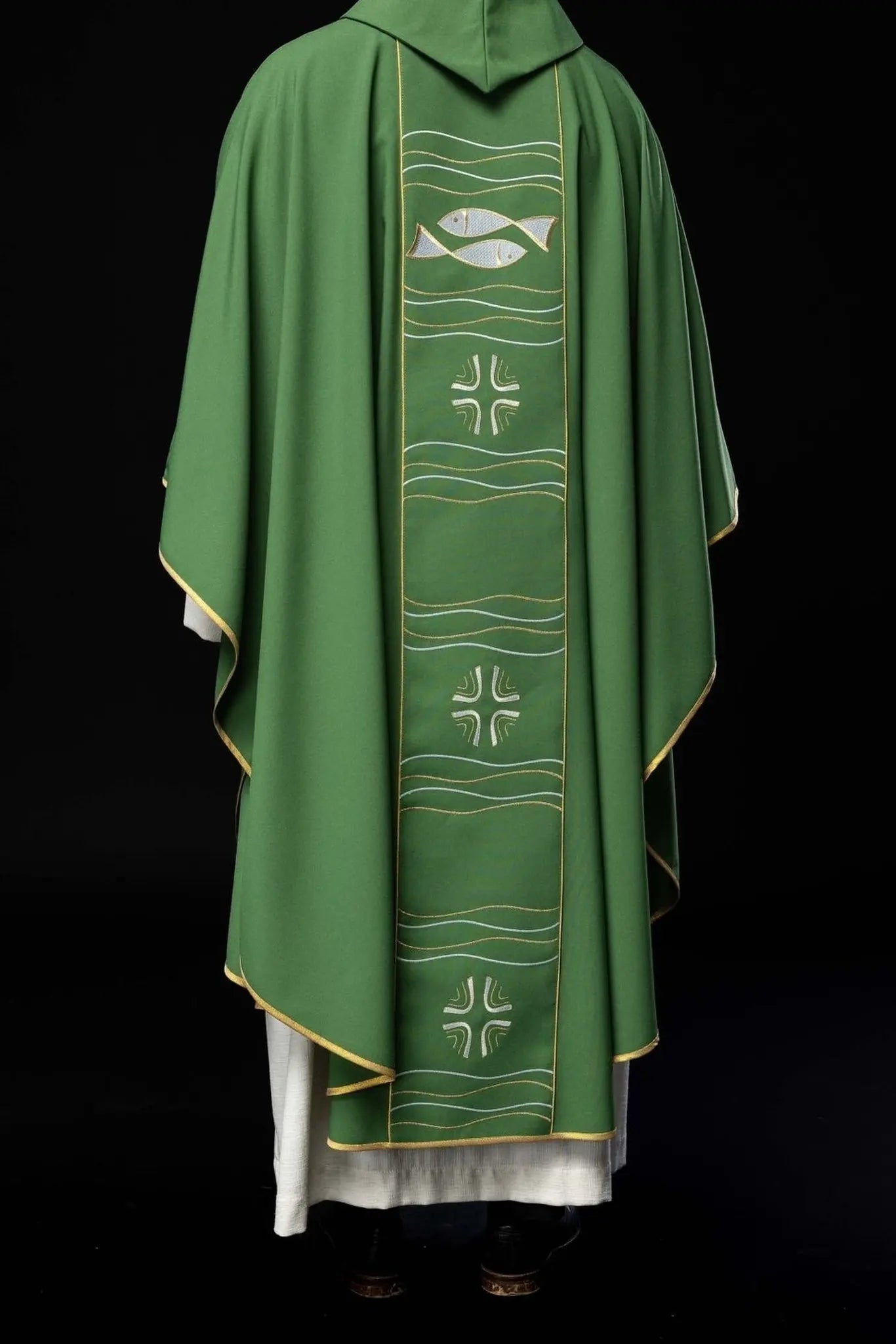 Casulla verde con bordado de cruz y pez
