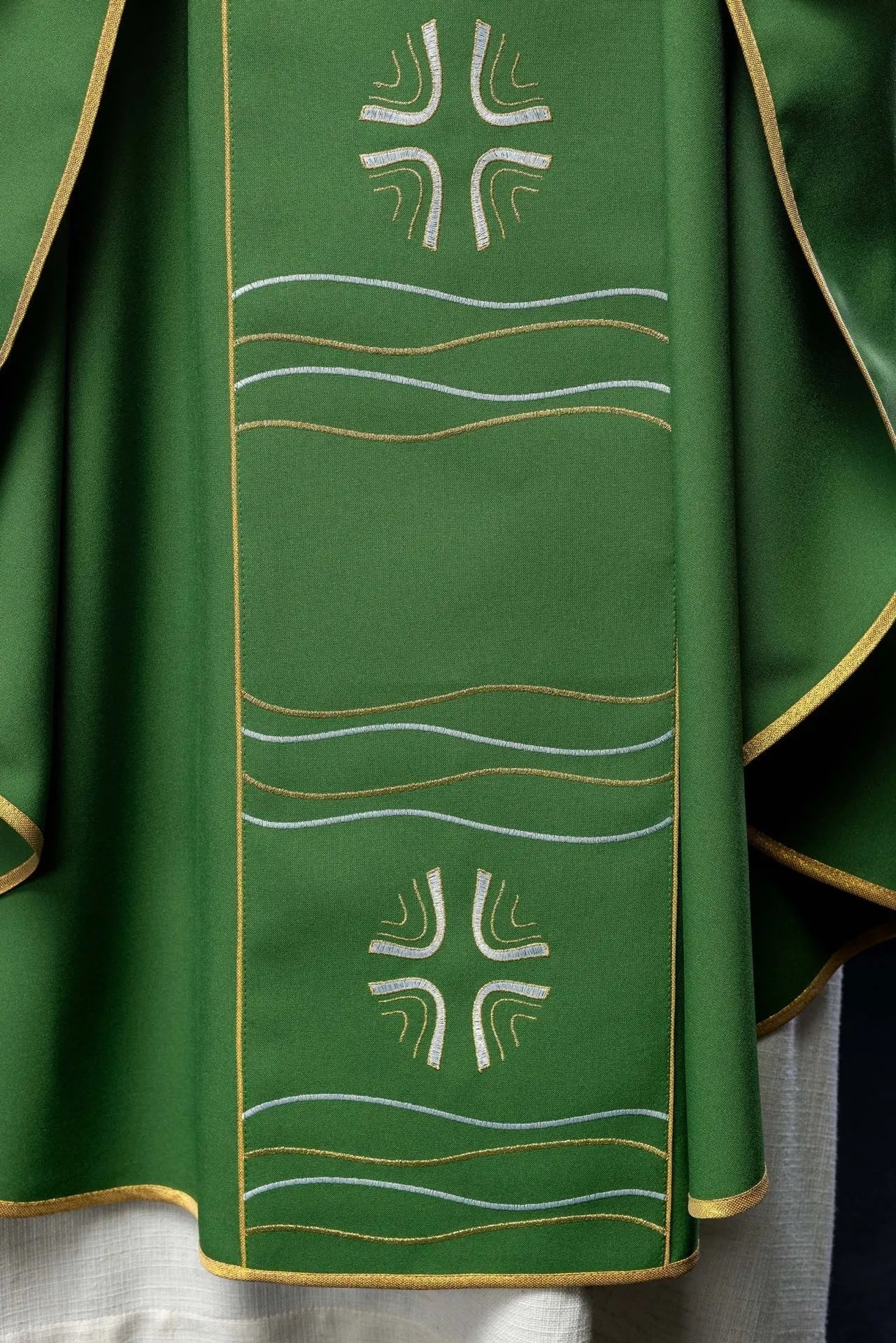 Casulla verde con bordado de cruz y pez