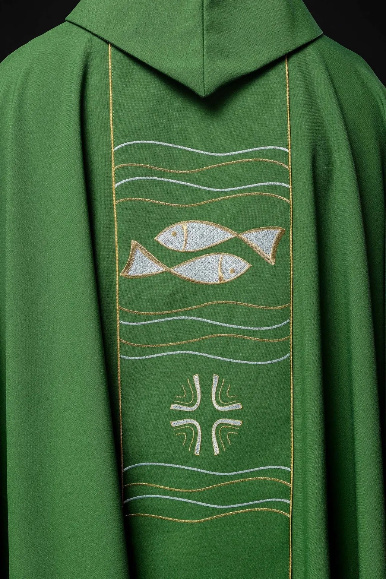 Casulla verde con bordado de cruz y pez