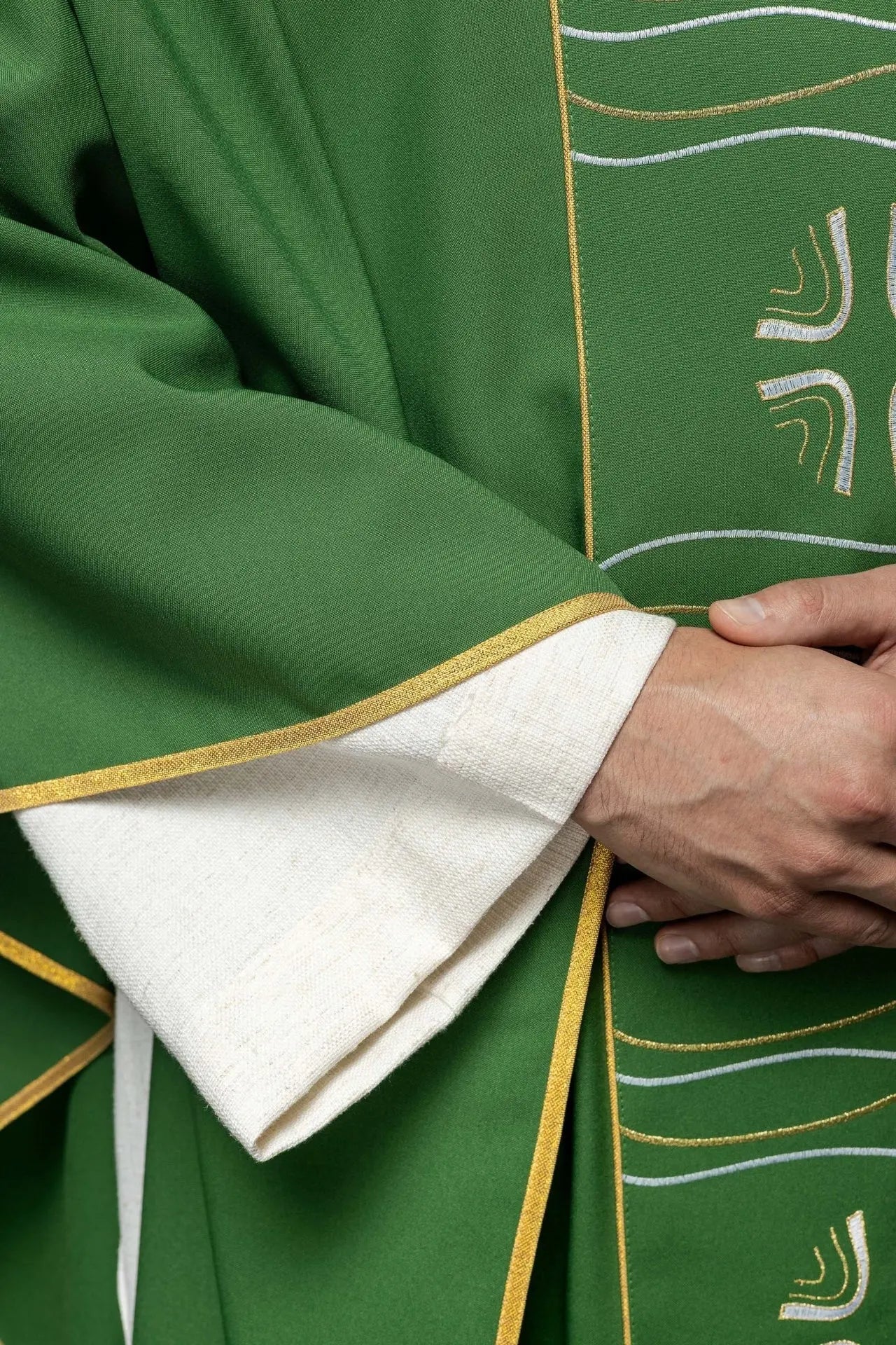 Casulla verde con bordado de cruz y pez