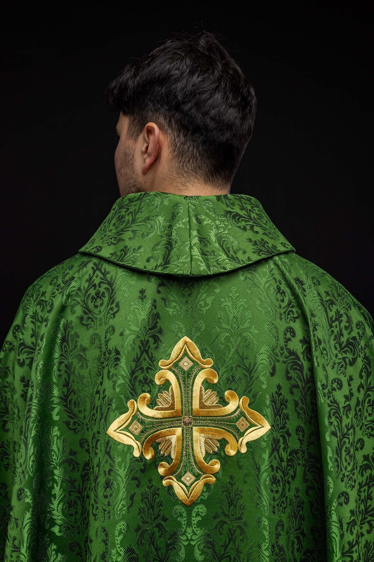 Zielony ornat z krzyżem uszyty z wzorzystej tkaniny