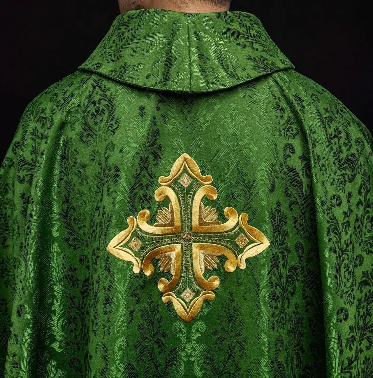 Casulla verde con cruz cosida de tela estampada