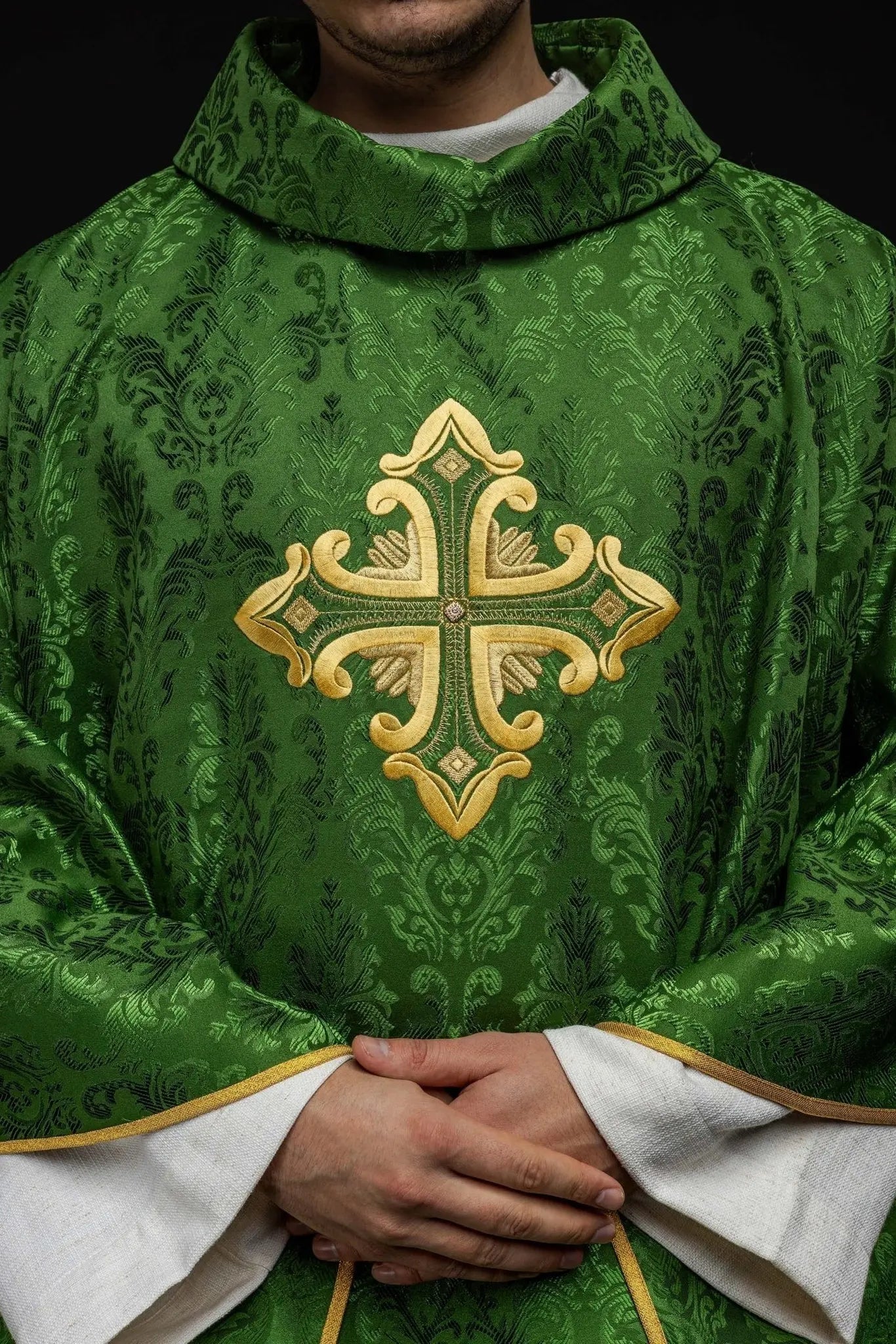 Casulla verde con cruz cosida de tela estampada