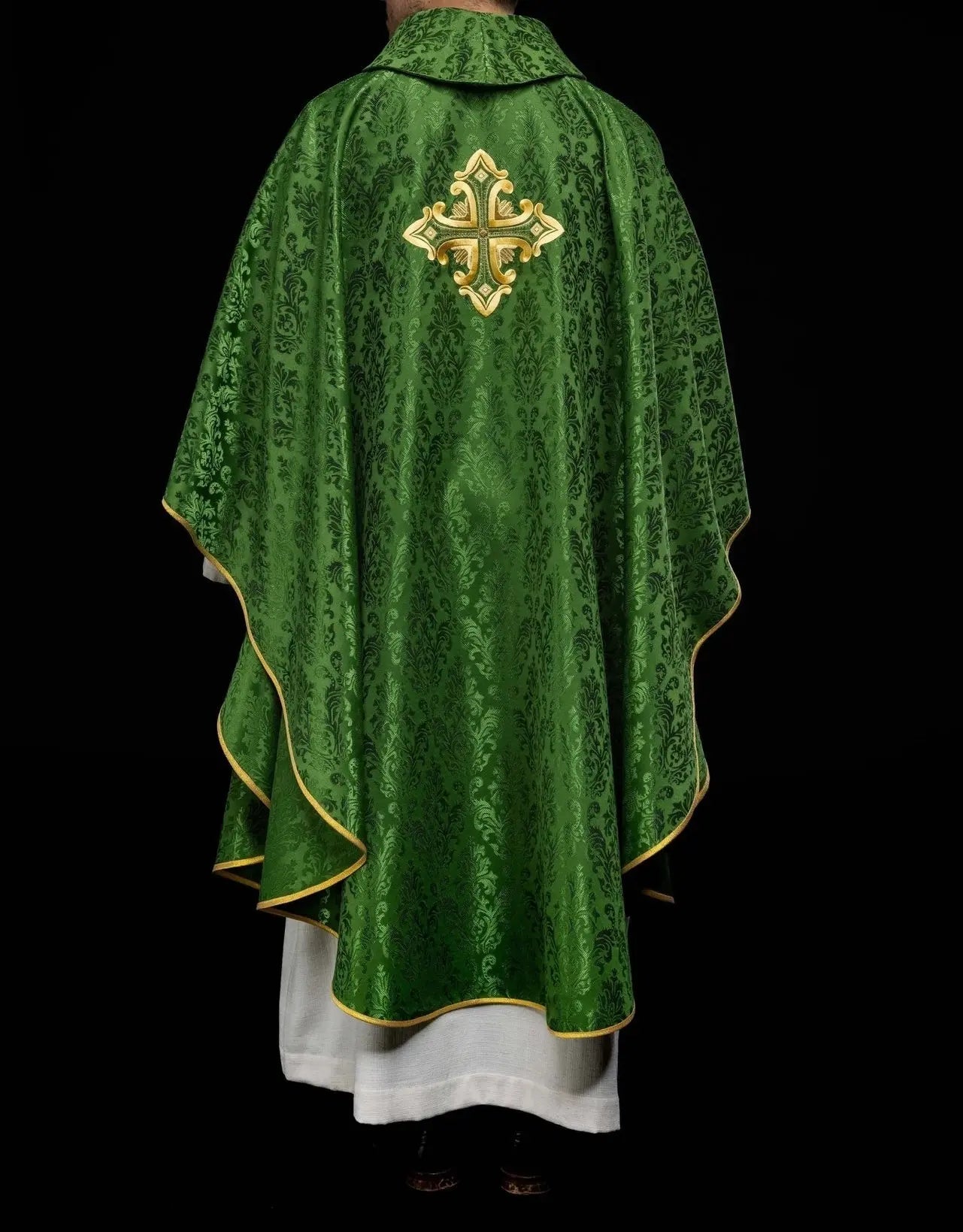 Casulla verde con cruz cosida de tela estampada