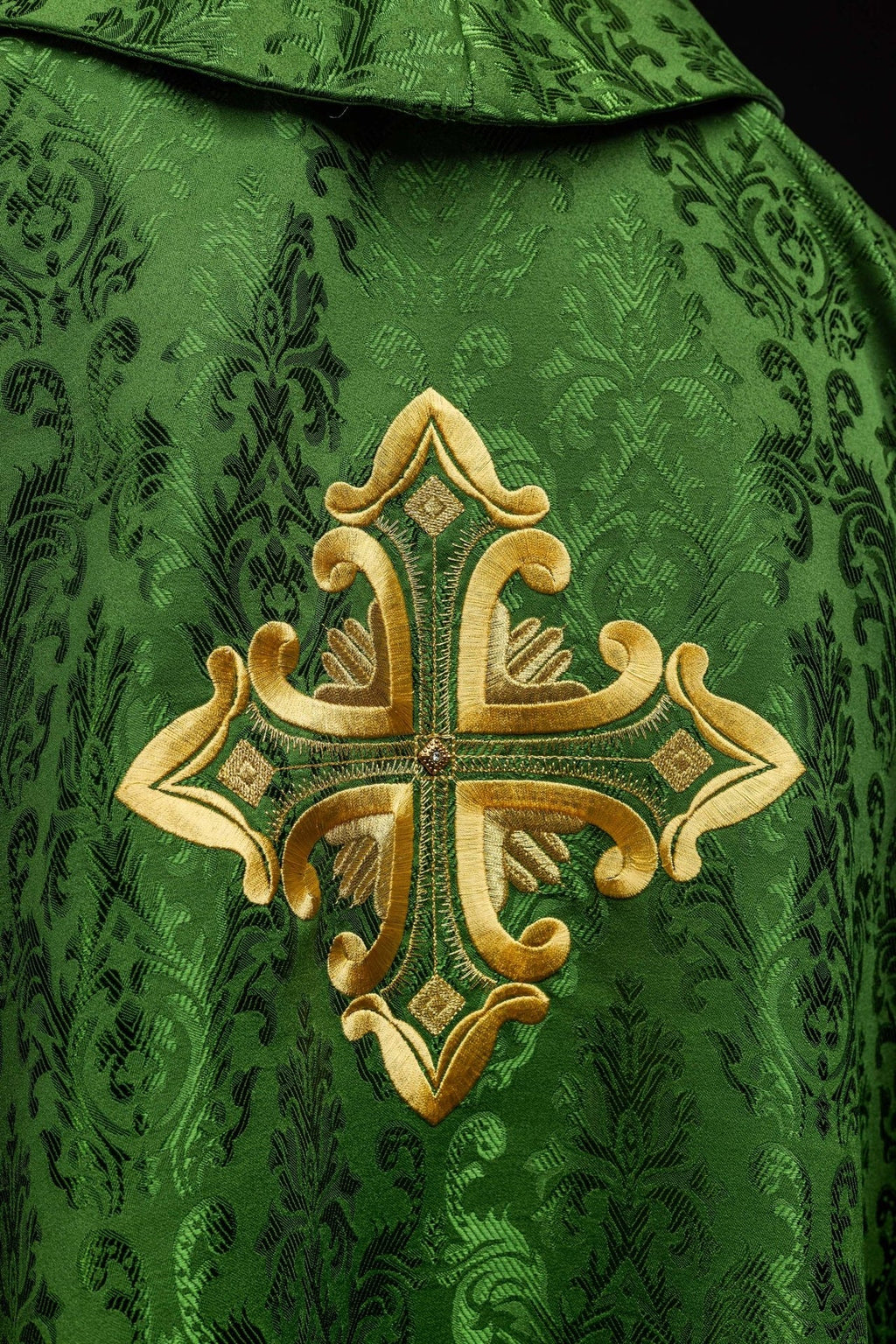 Zielony ornat z krzyżem uszyty z wzorzystej tkaniny