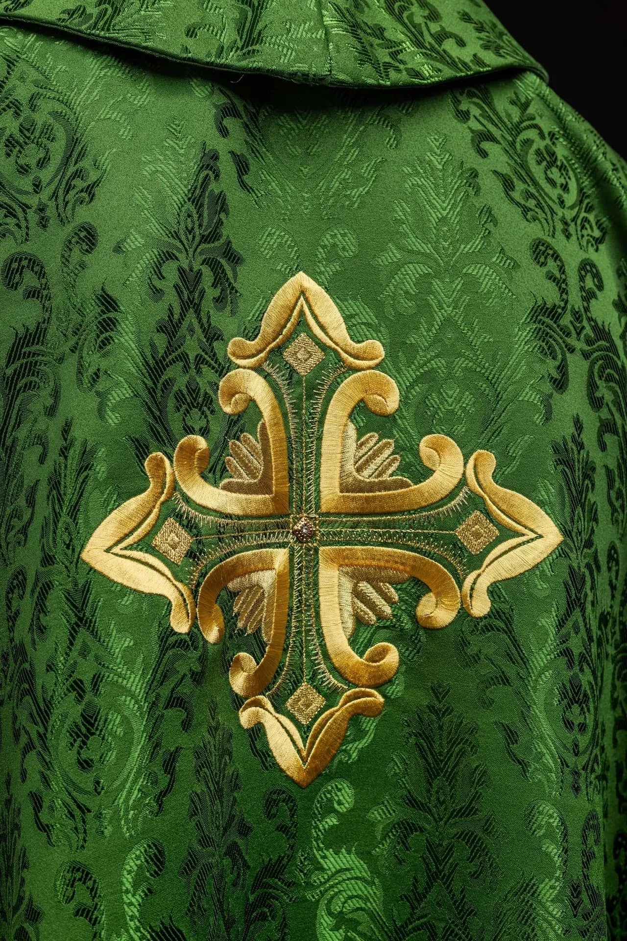 Casulla verde con cruz cosida de tela estampada