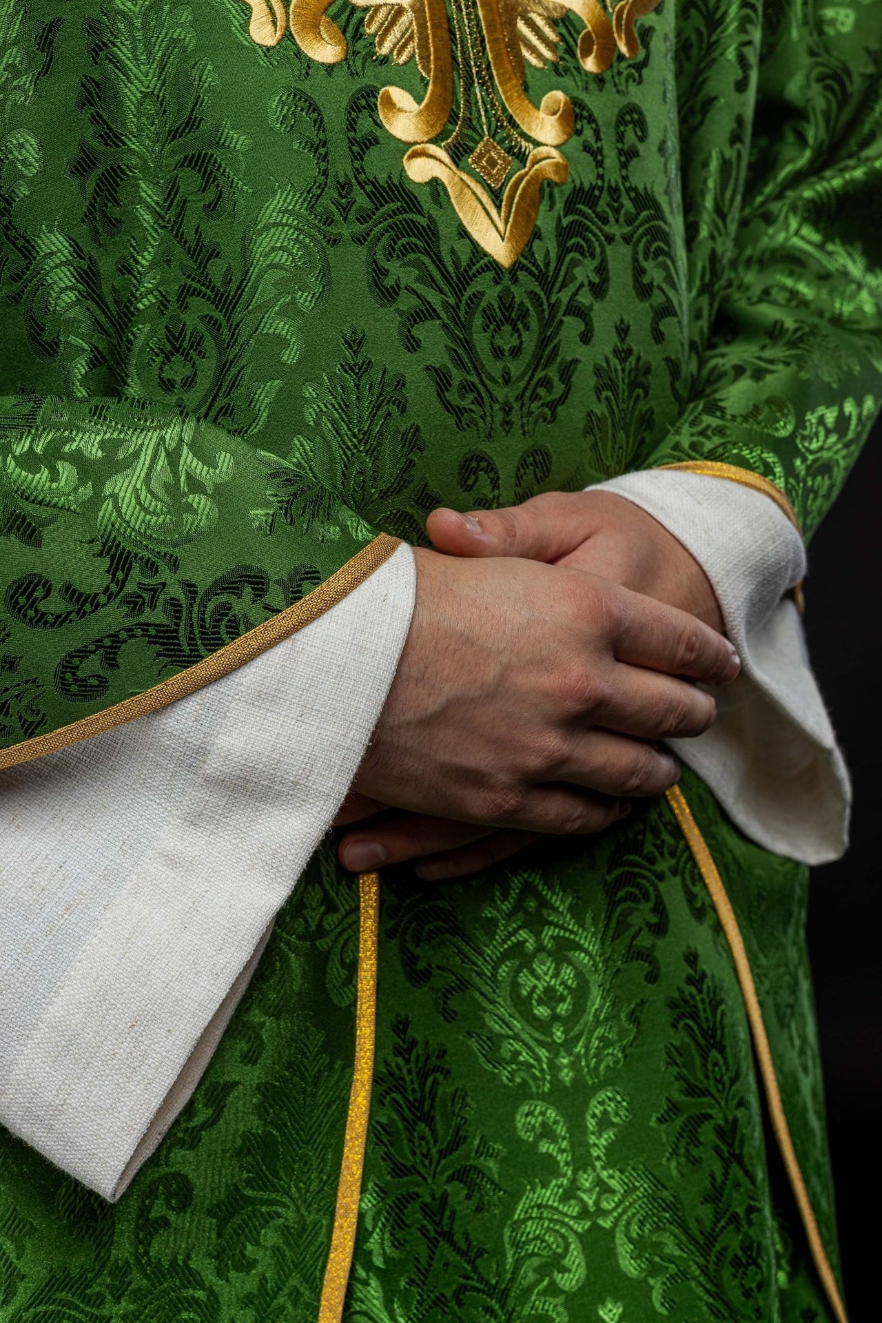 Zielony ornat z krzyżem uszyty z wzorzystej tkaniny