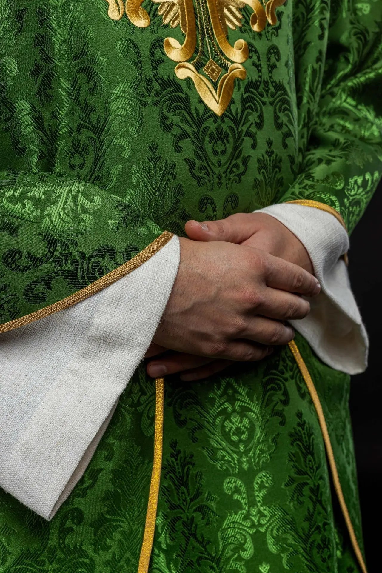 Casulla verde con cruz cosida de tela estampada
