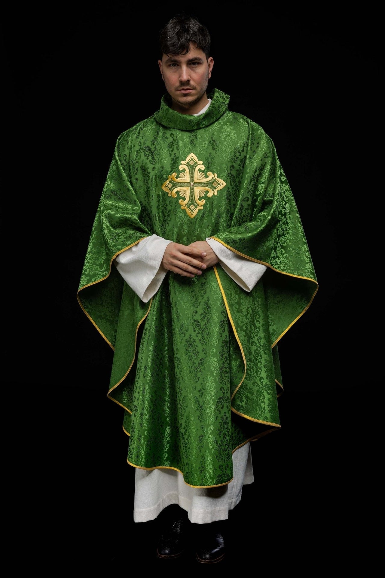 Zielony ornat z krzyżem uszyty z wzorzystej tkaniny