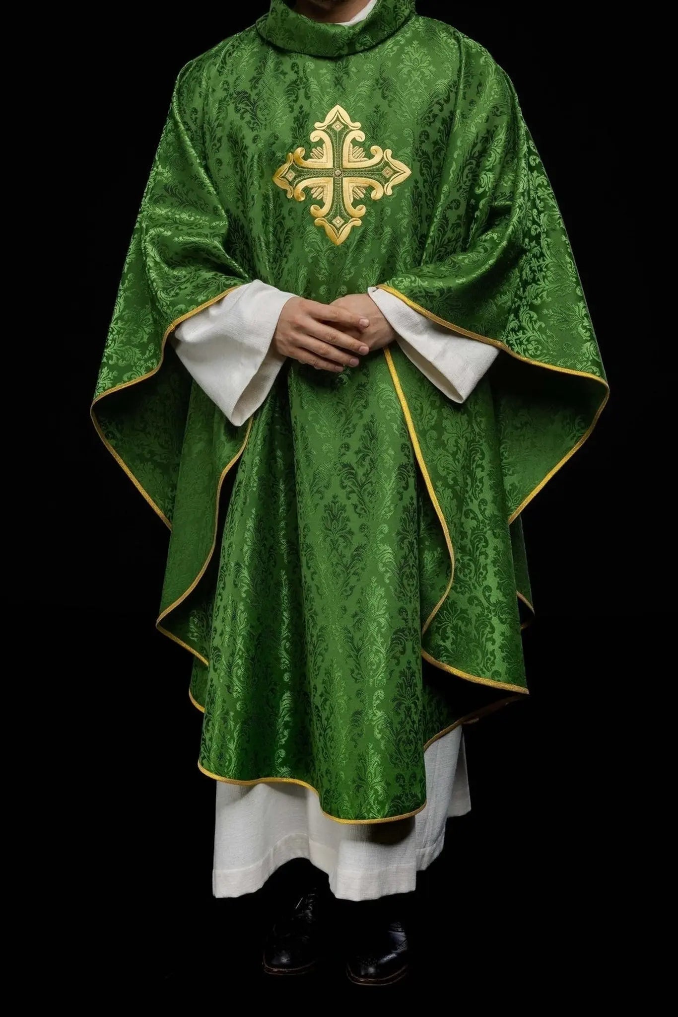 Casulla verde con cruz cosida de tela estampada