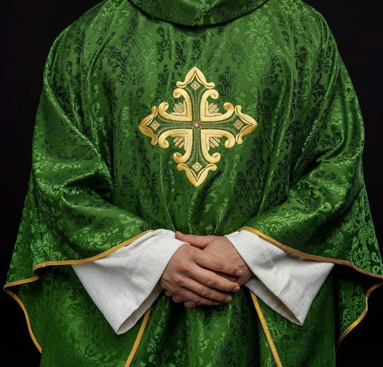 Casulla verde con cruz cosida de tela estampada