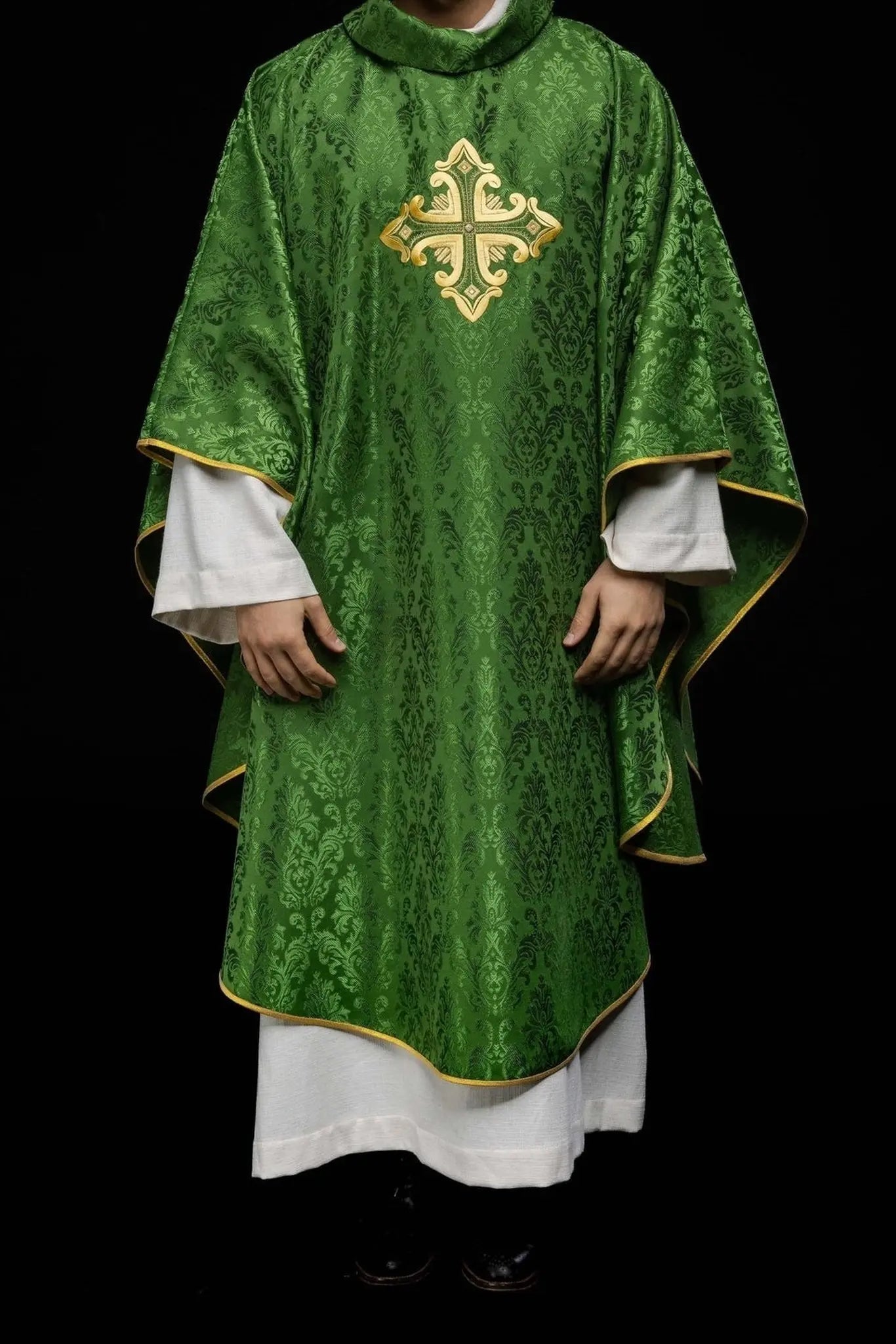 Casulla verde con cruz cosida de tela estampada