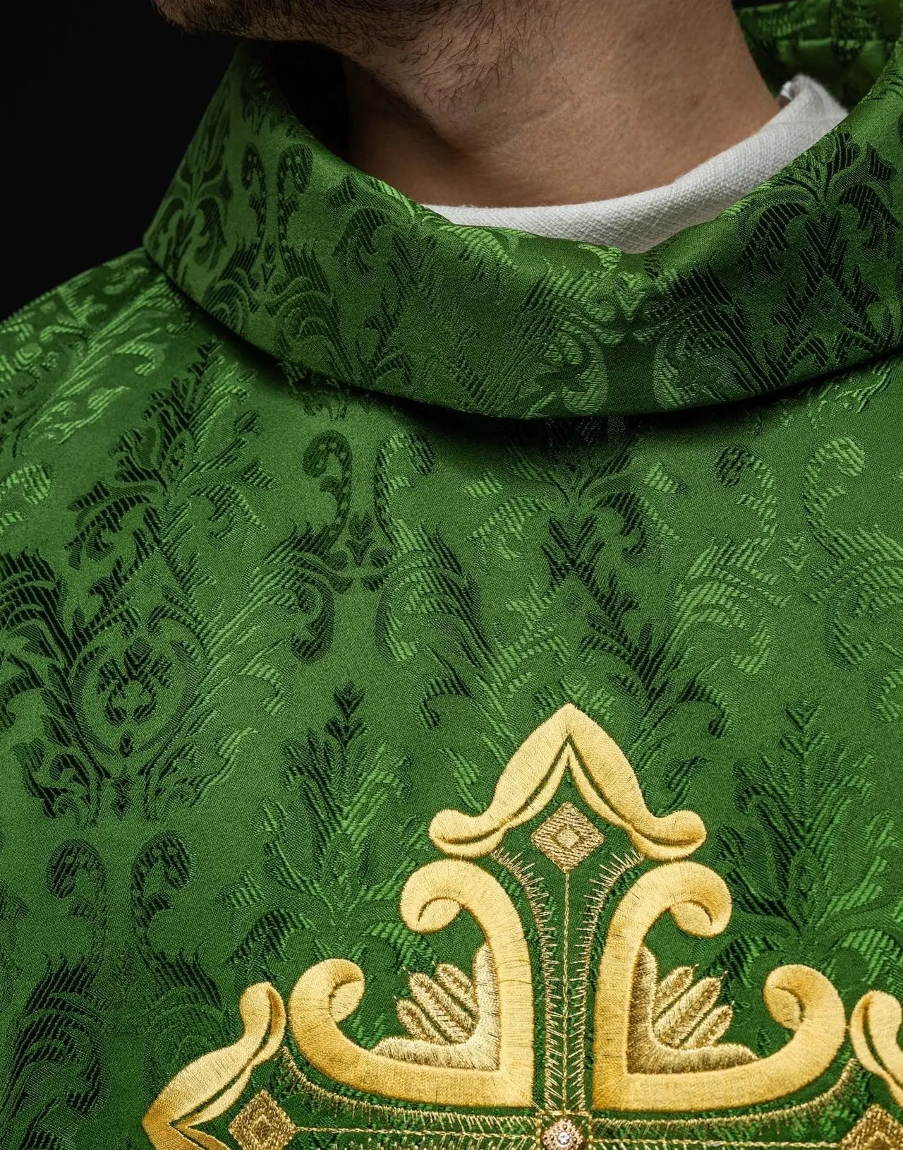 Casulla verde con cruz cosida de tela estampada